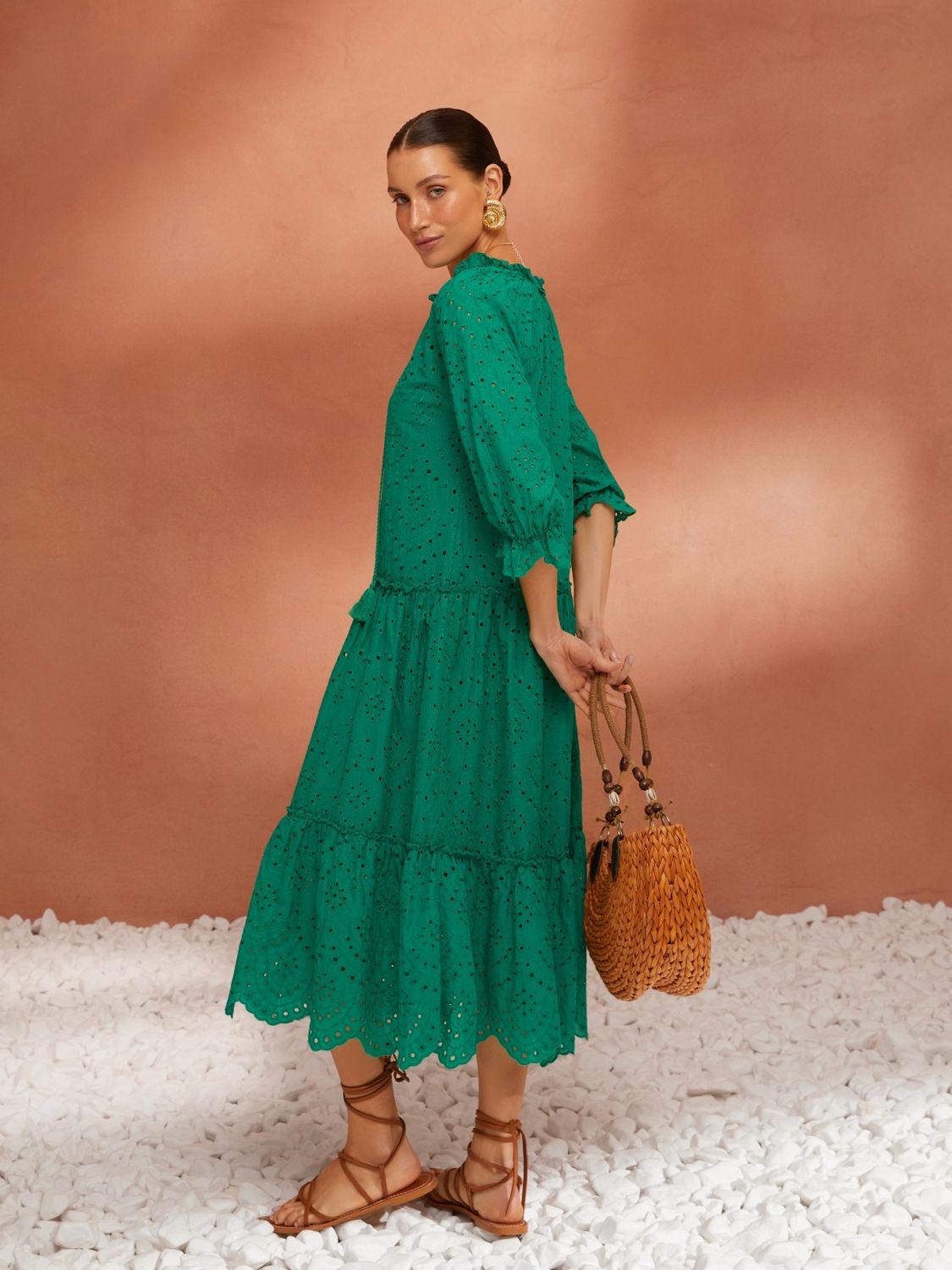 Зелена літня сукня з прошви вільного крою - фото