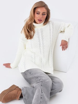 В'язаний светр з високим коміром молочного кольору - фото