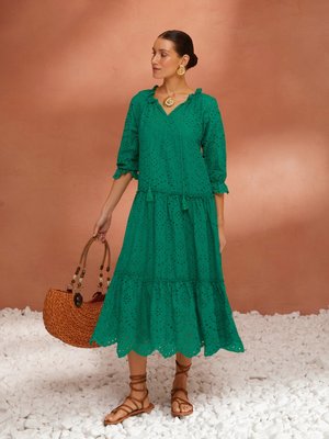 Зеленое летнее платье из прошвы свободного кроя - фото