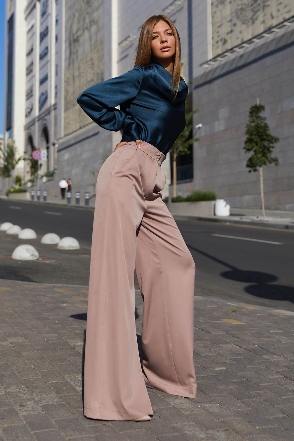 Жіночі брюки палаццо бежевого кольору - фото