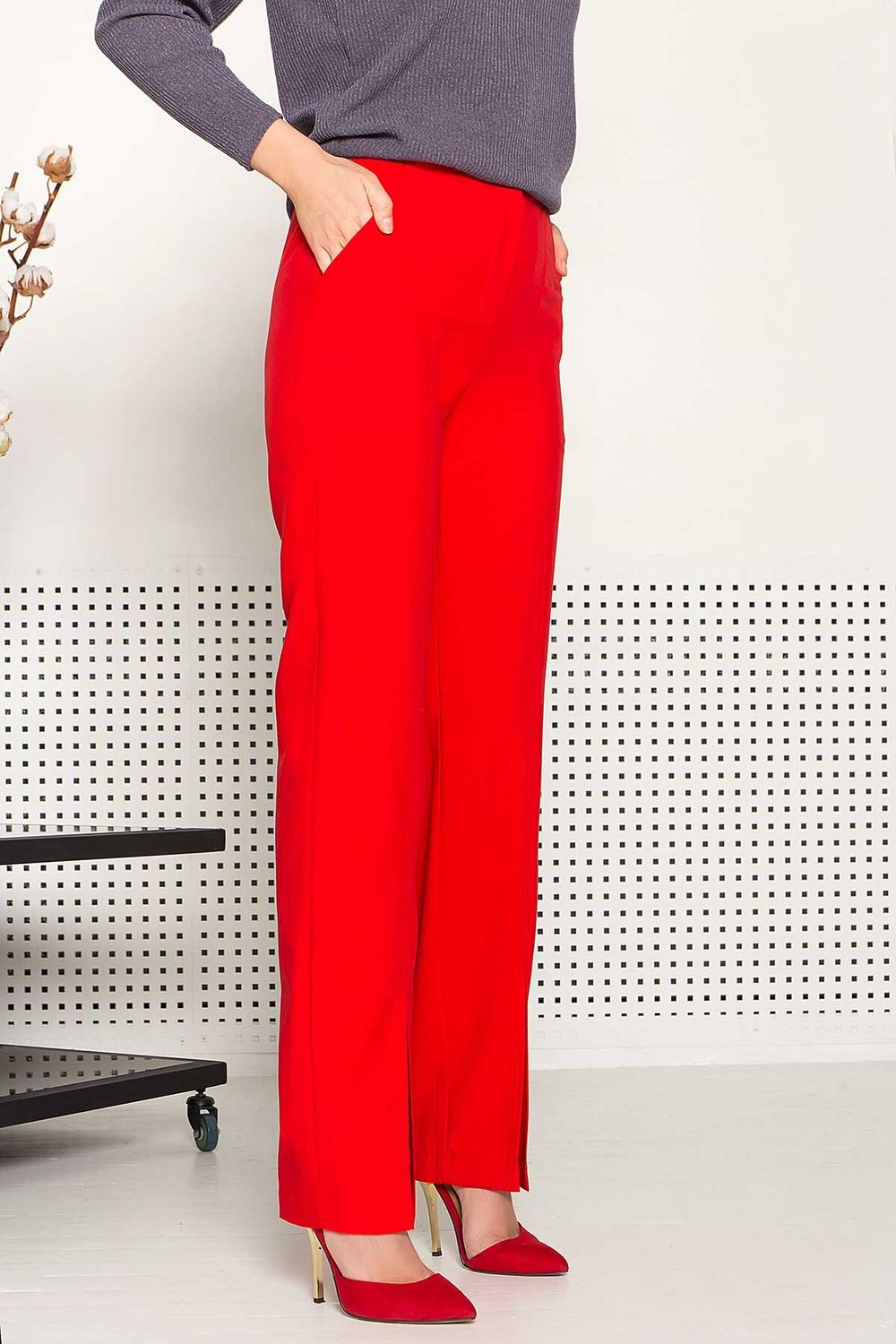 Стильные женские брюки красного цвета - фото