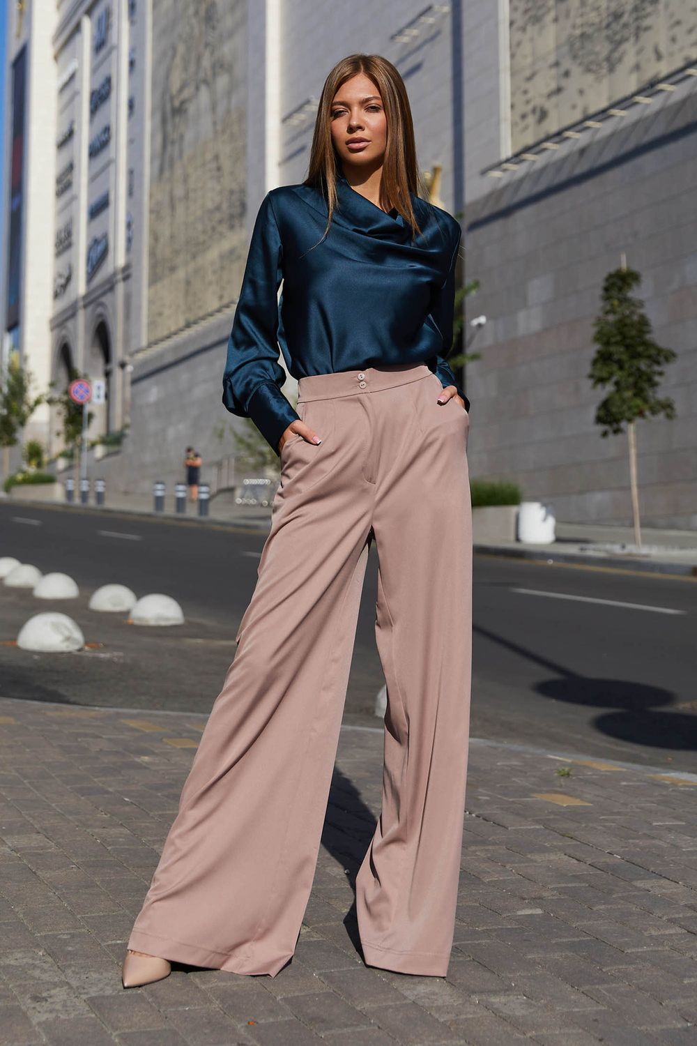 Женские брюки палаццо бежевого цвета - фото