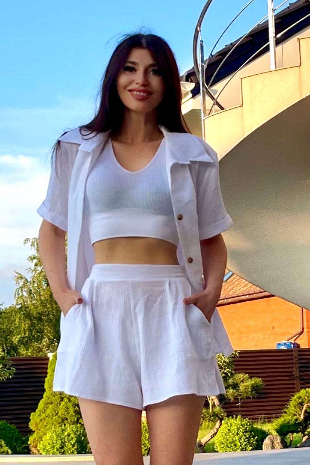 Стильний літній костюм із шортами білий - фото