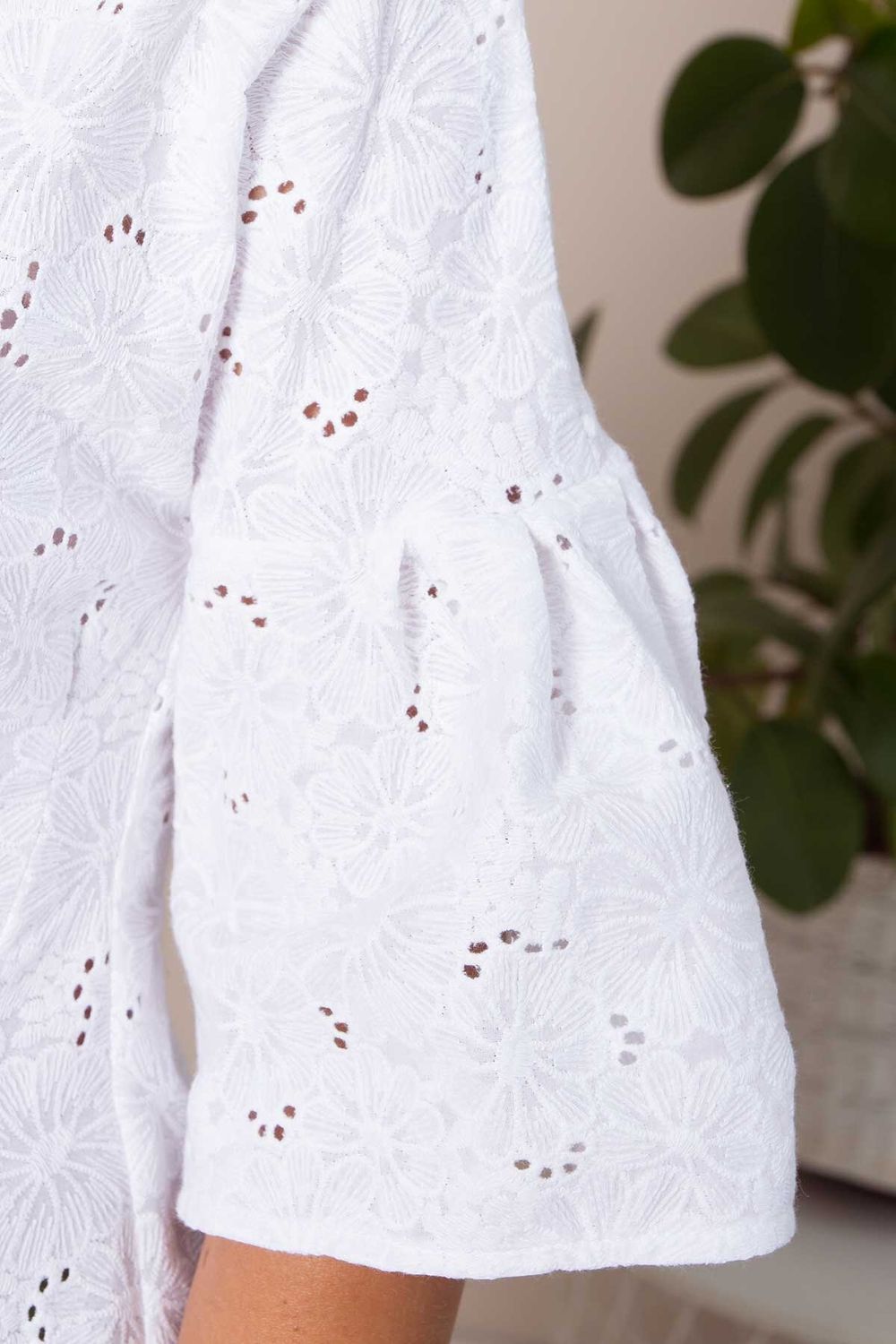Красивая блузка из прошвы с коротким рукавом белая - фото