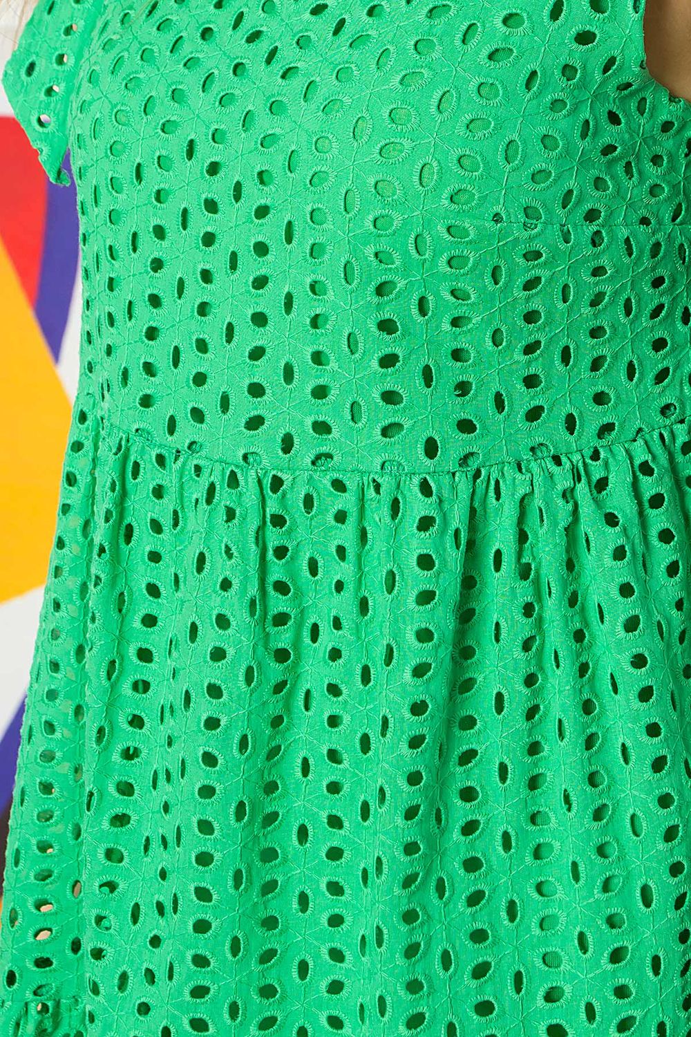 Женский сарафан из прошвы с высокой талией зеленый - фото