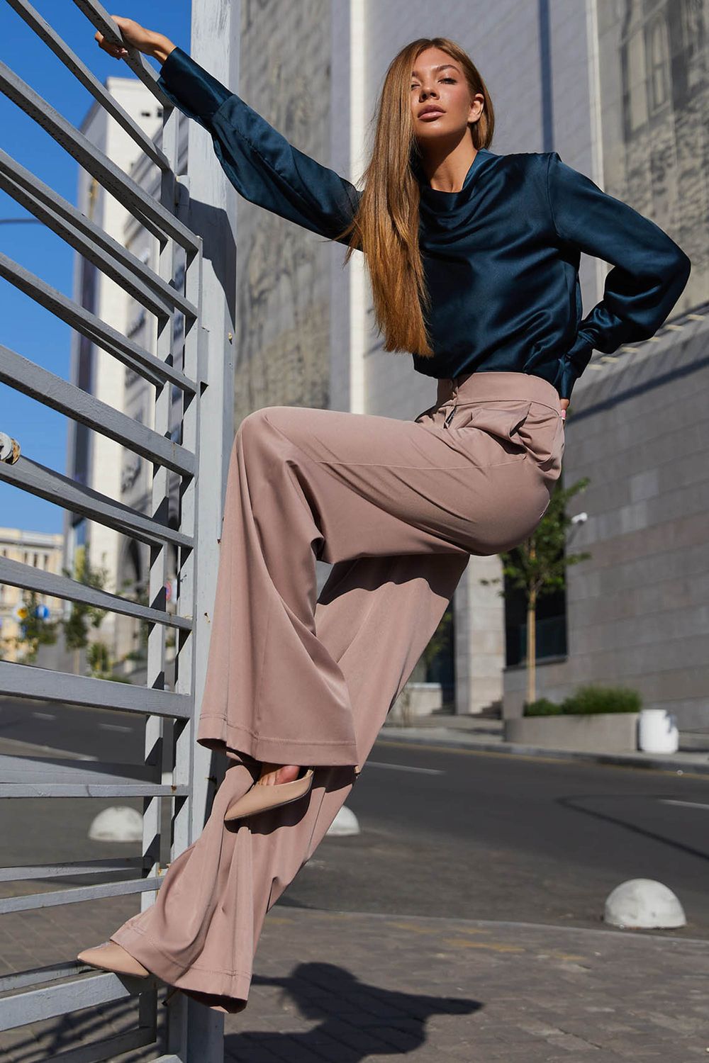 Женские брюки палаццо бежевого цвета - фото