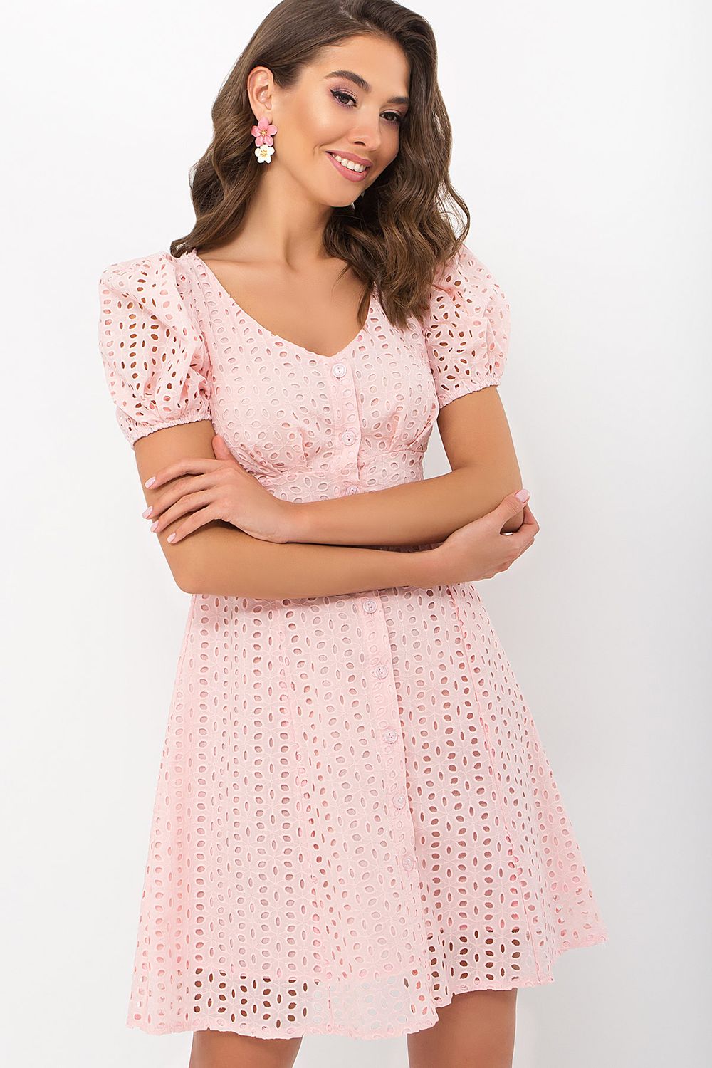 Короткое летнее платье из прошвы персиковое - фото