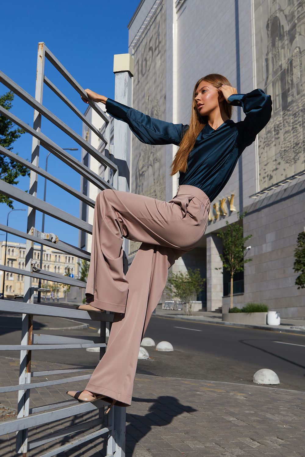 Жіночі брюки палаццо бежевого кольору - фото