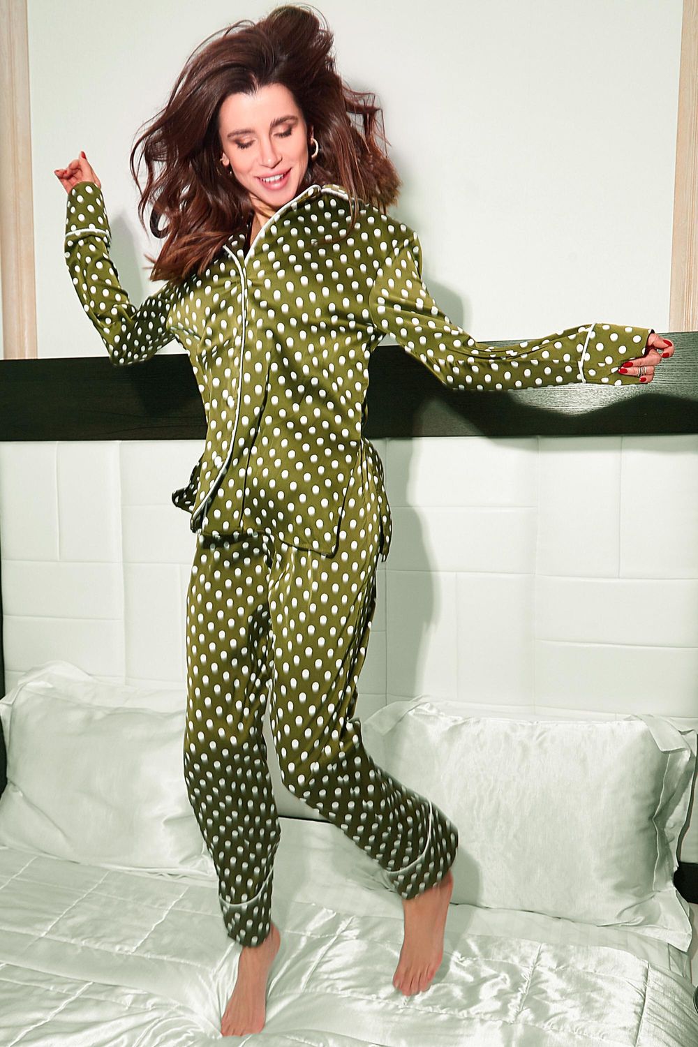 Женская шелковая пижама в горошек цвета хаки - фото