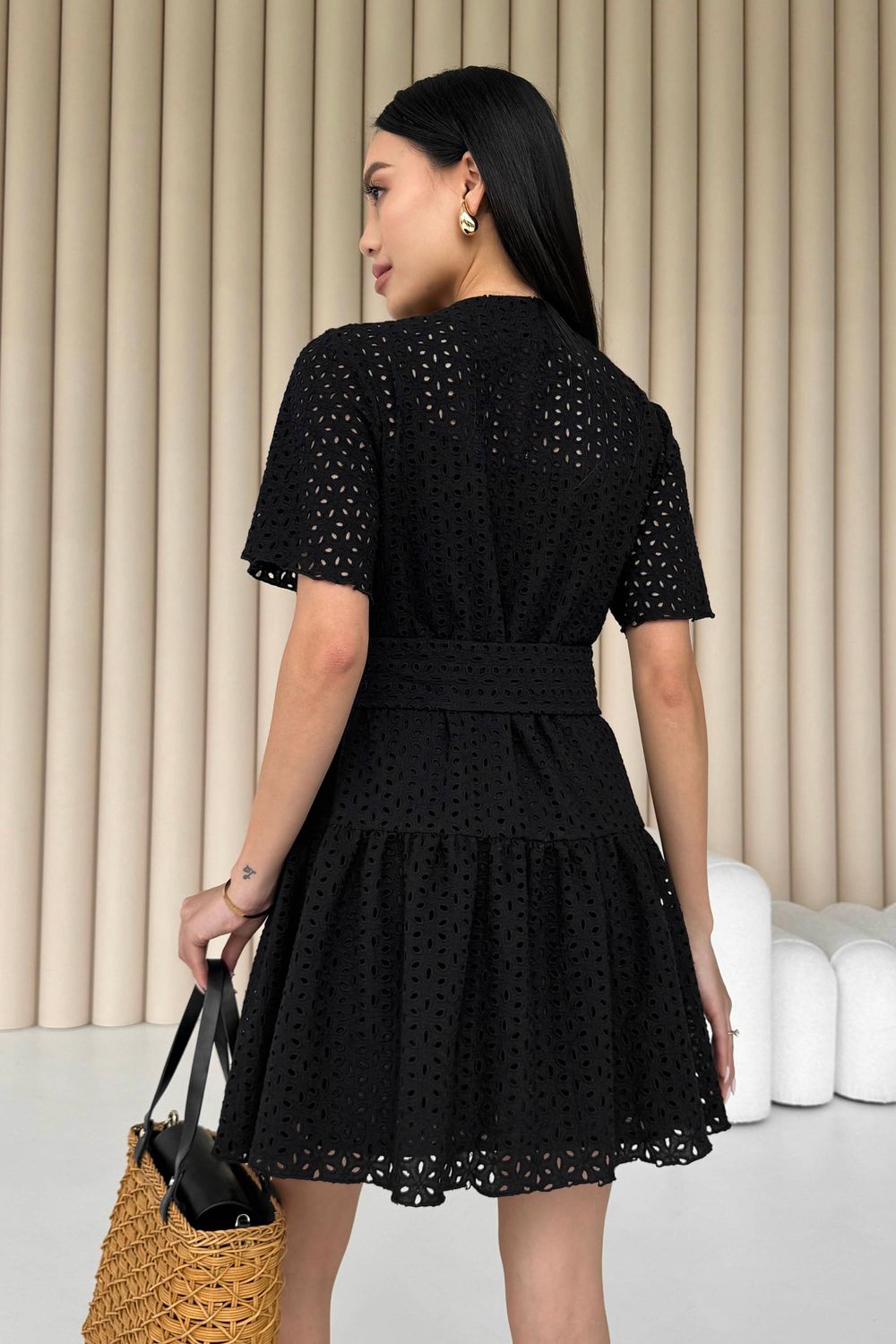 Легкое летнее платье из черной прошвы - фото