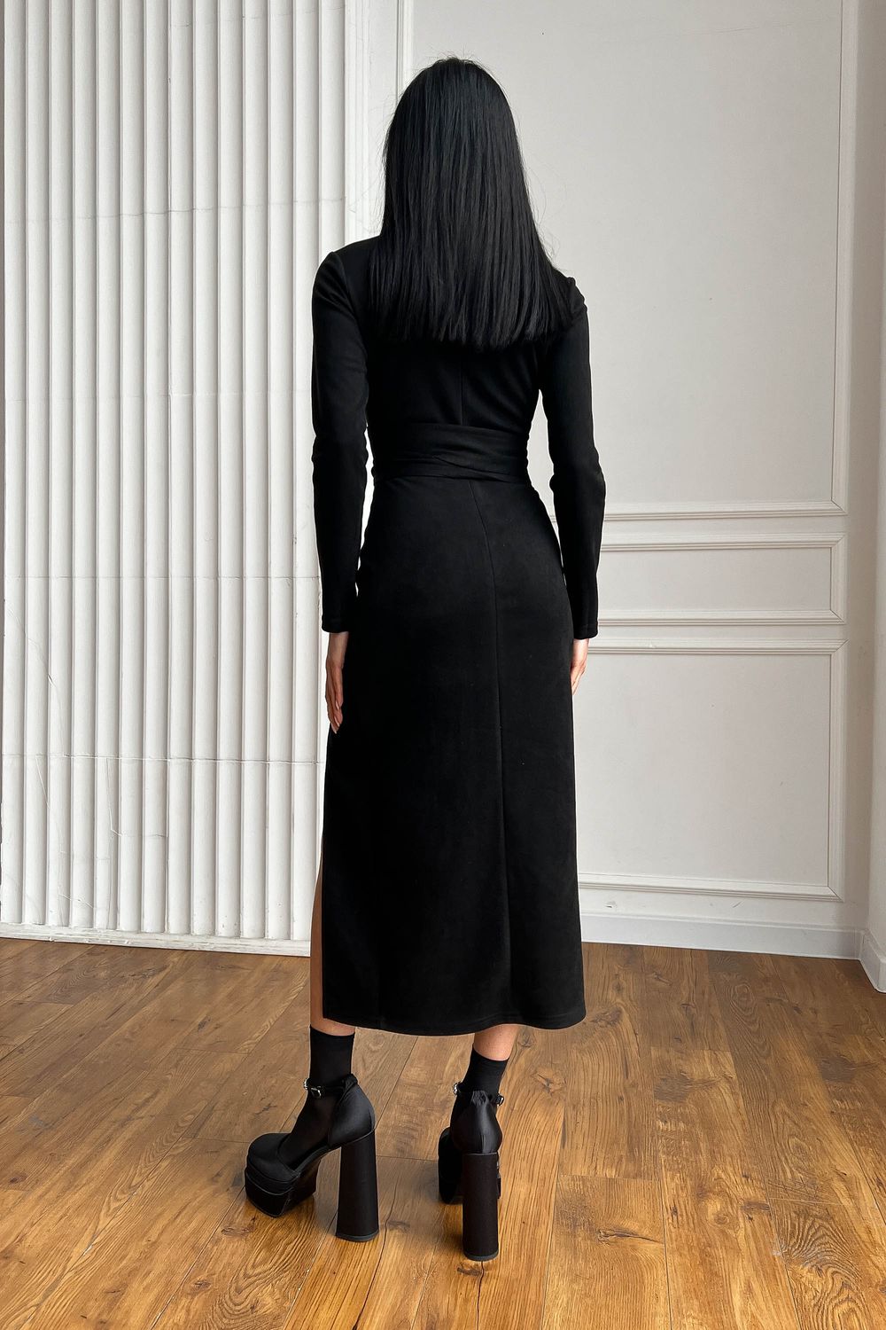 Стильне замшеве плаття міді з розрізом на нозі чорне - фото