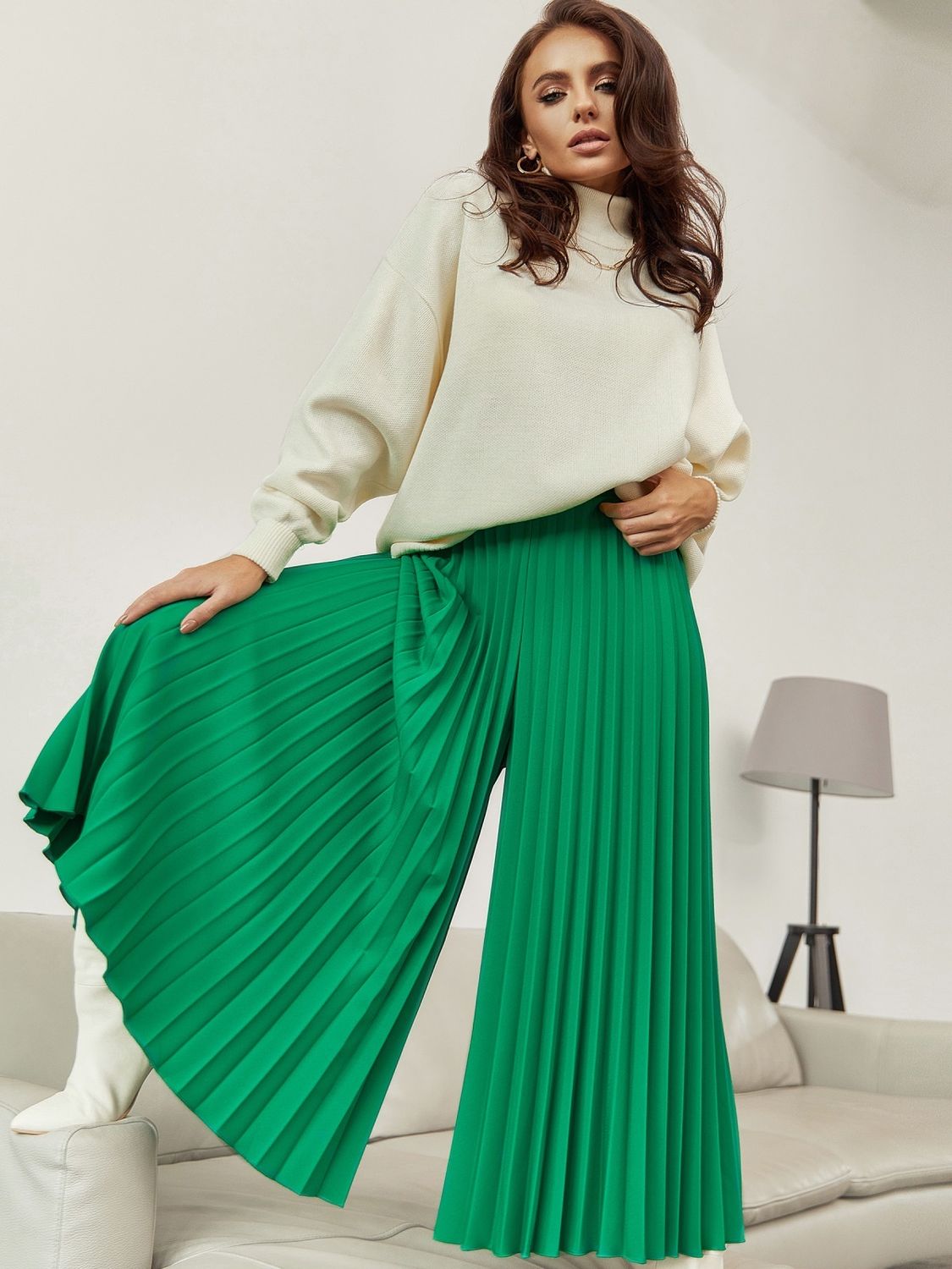 Стильні брюки-кюлоти зеленого кольору - фото