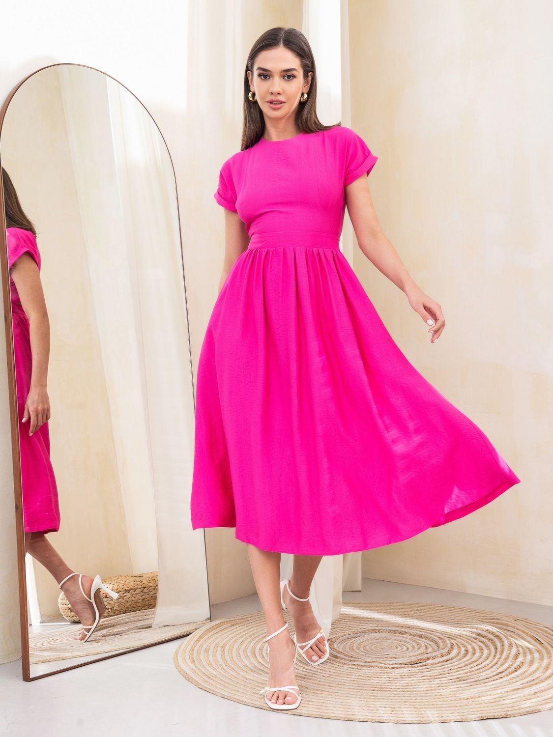 Летнее платье с открытой спиной розового цвета - фото