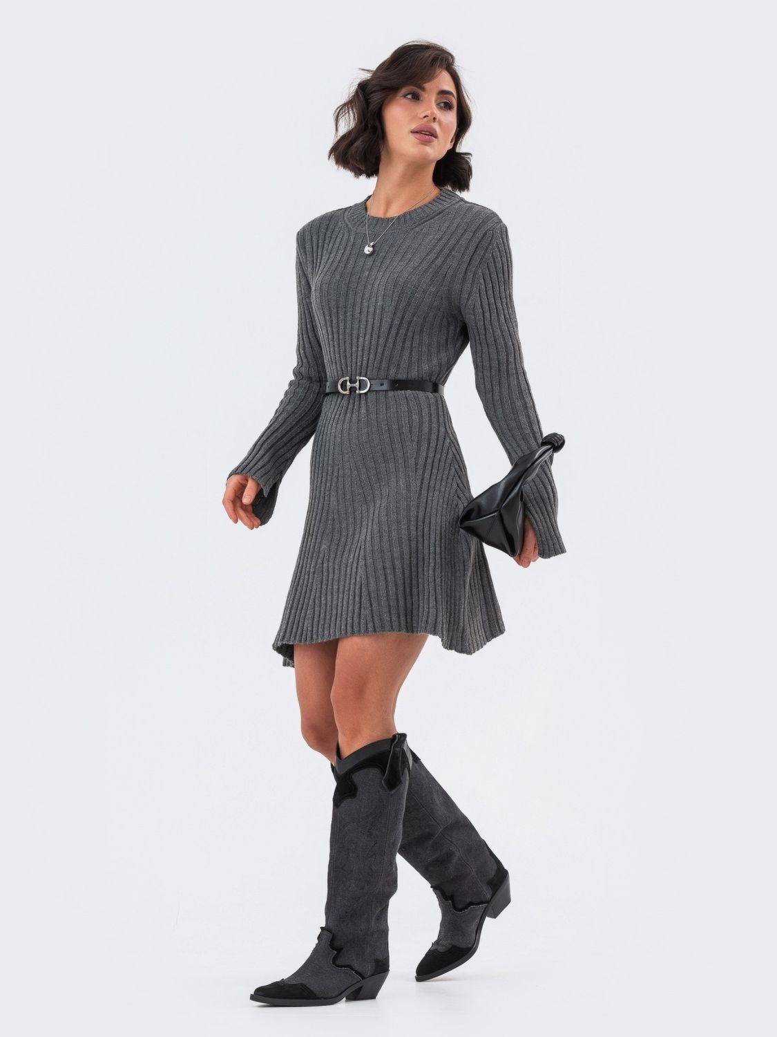 Короткое вязаное платье серого цвета - фото