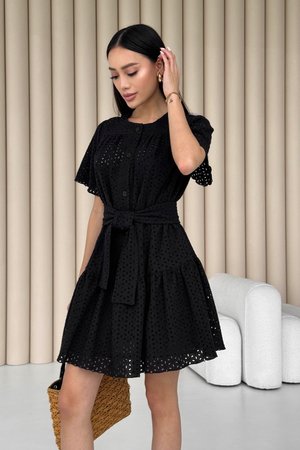Легкое летнее платье из черной прошвы - фото