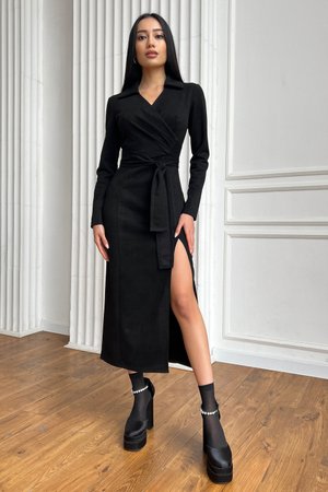 Стильное замшевое платье миди с разрезом на ноге черное - фото