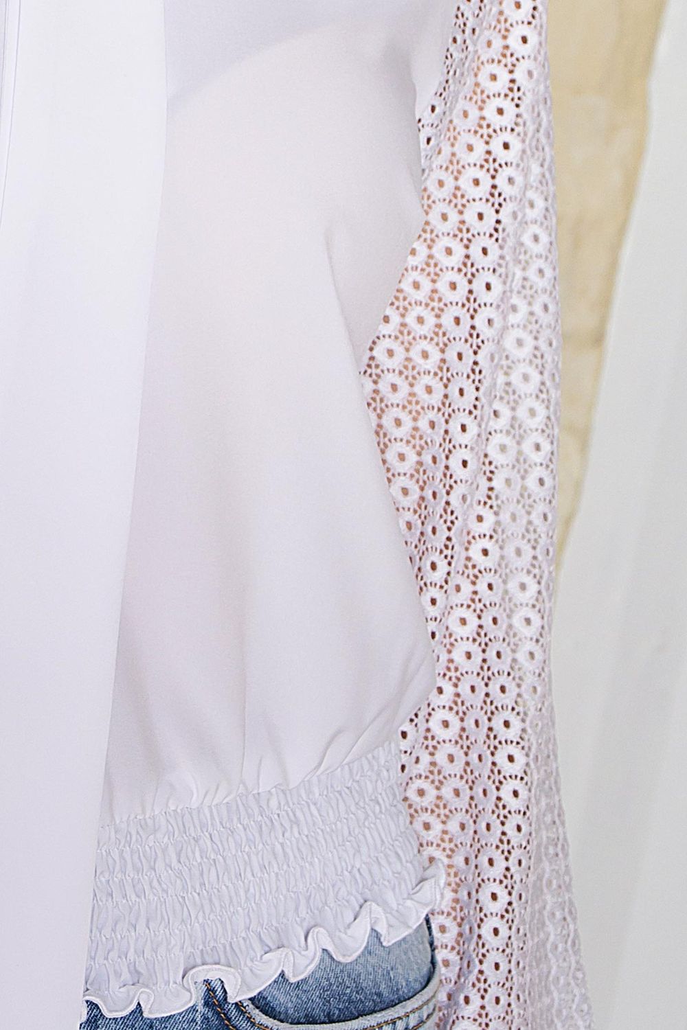 Нарядна модна блузка з гіпюром білого кольору - фото