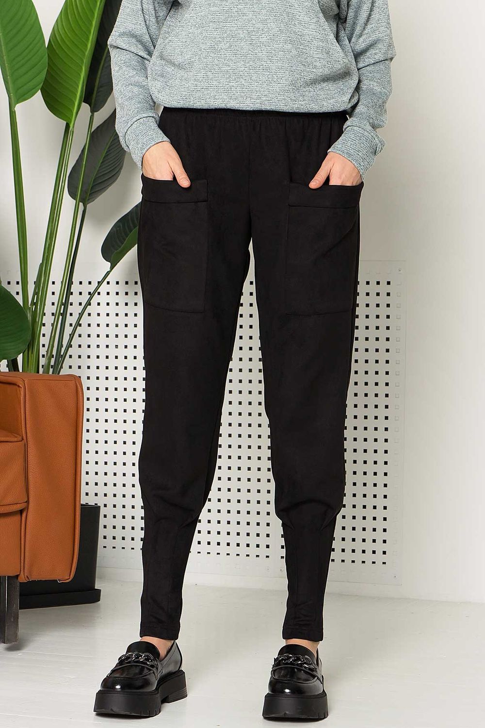 Женские замшевые штаны с карманами черные - фото