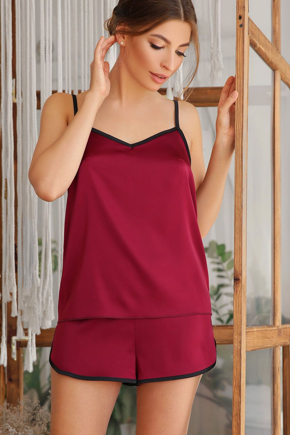 Жіночі шовкові домашні шорти бордові - фото