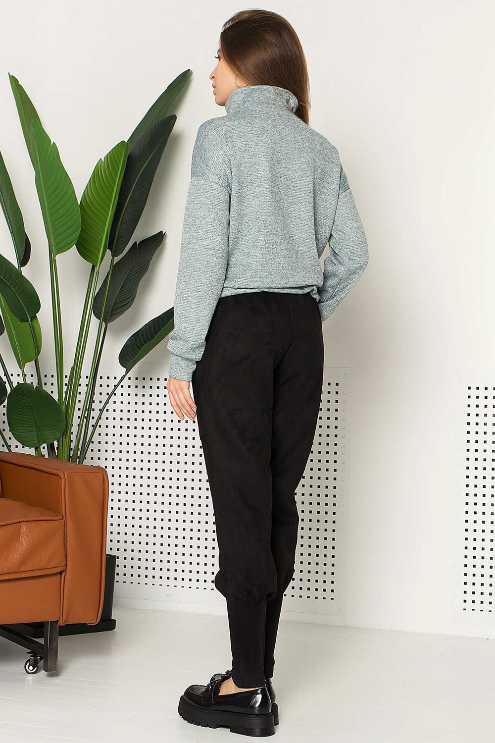 Женские замшевые штаны с карманами черные - фото