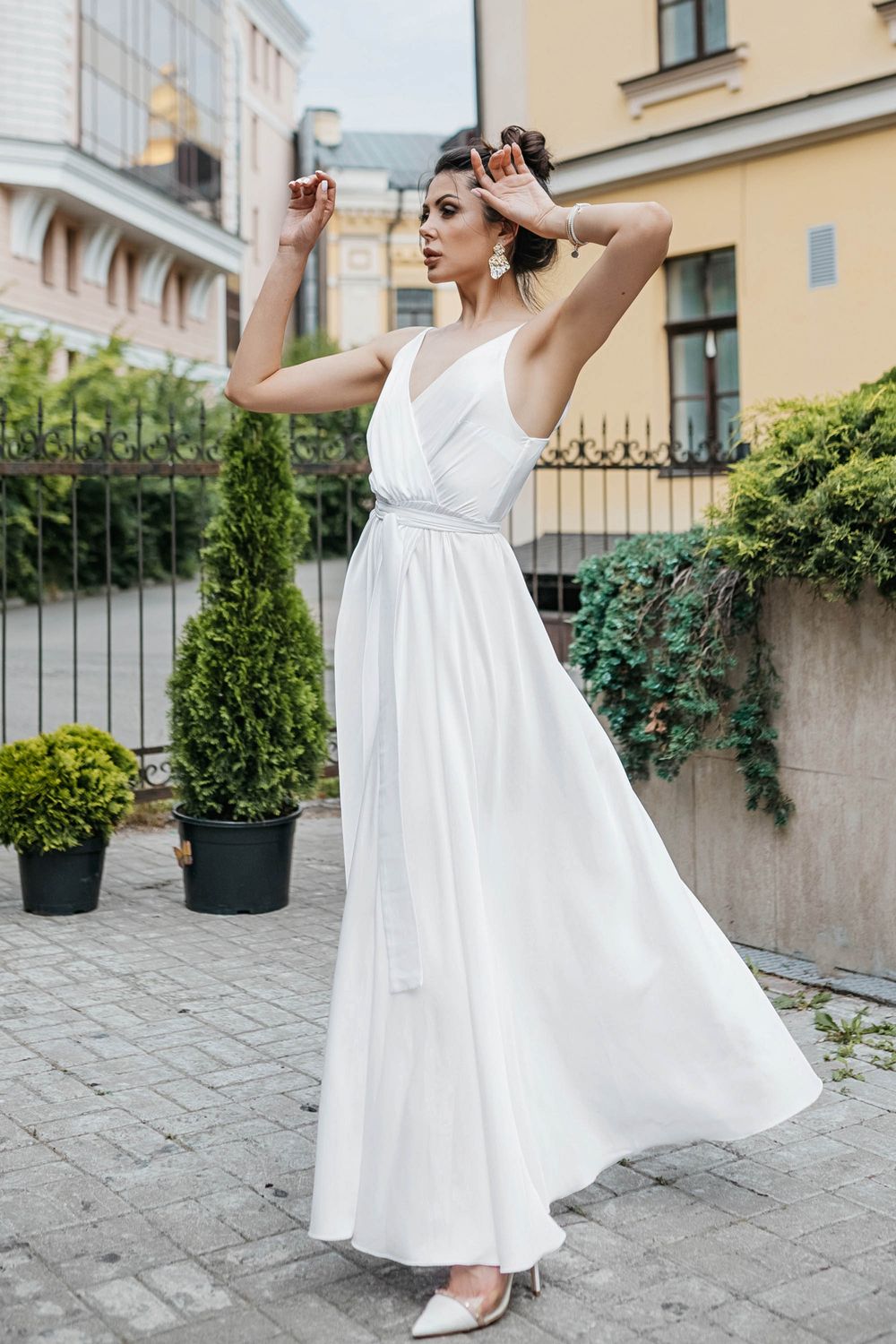 Белое вечернее платье в пол из шелка на бретелях - фото