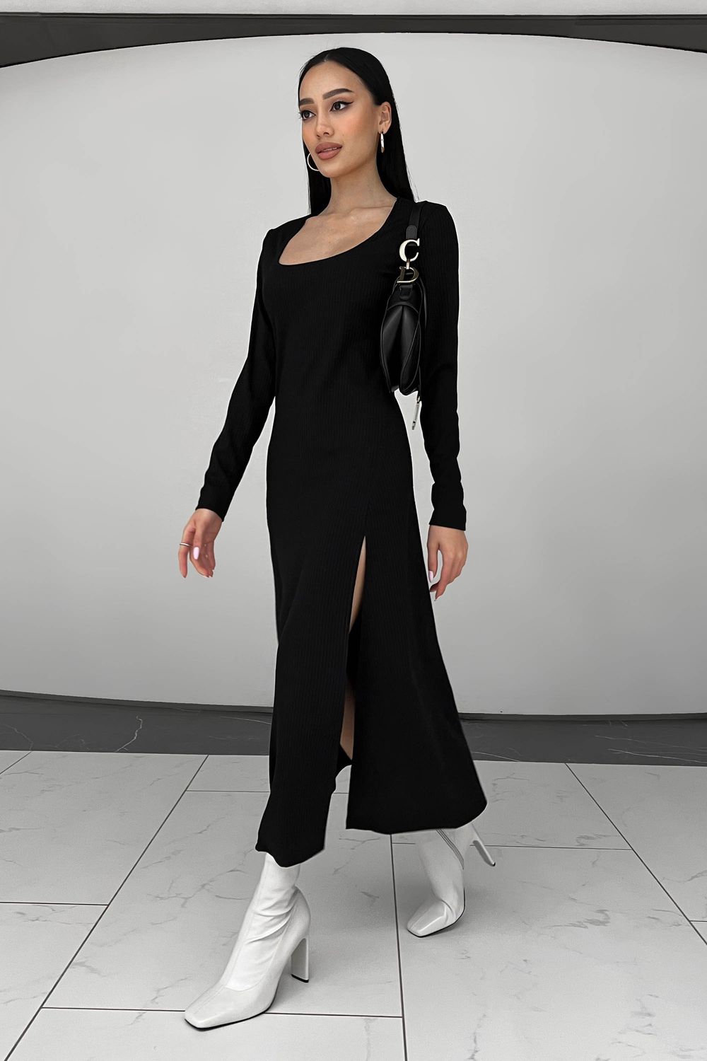 Черное трикотажное платье с разрезами - фото