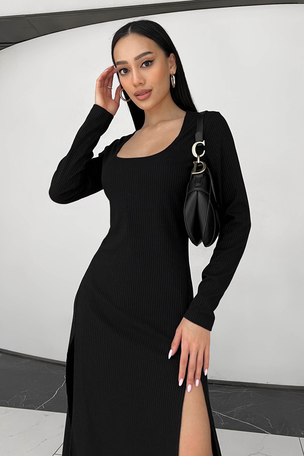 Чорне трикотажне плаття з розрізами - фото