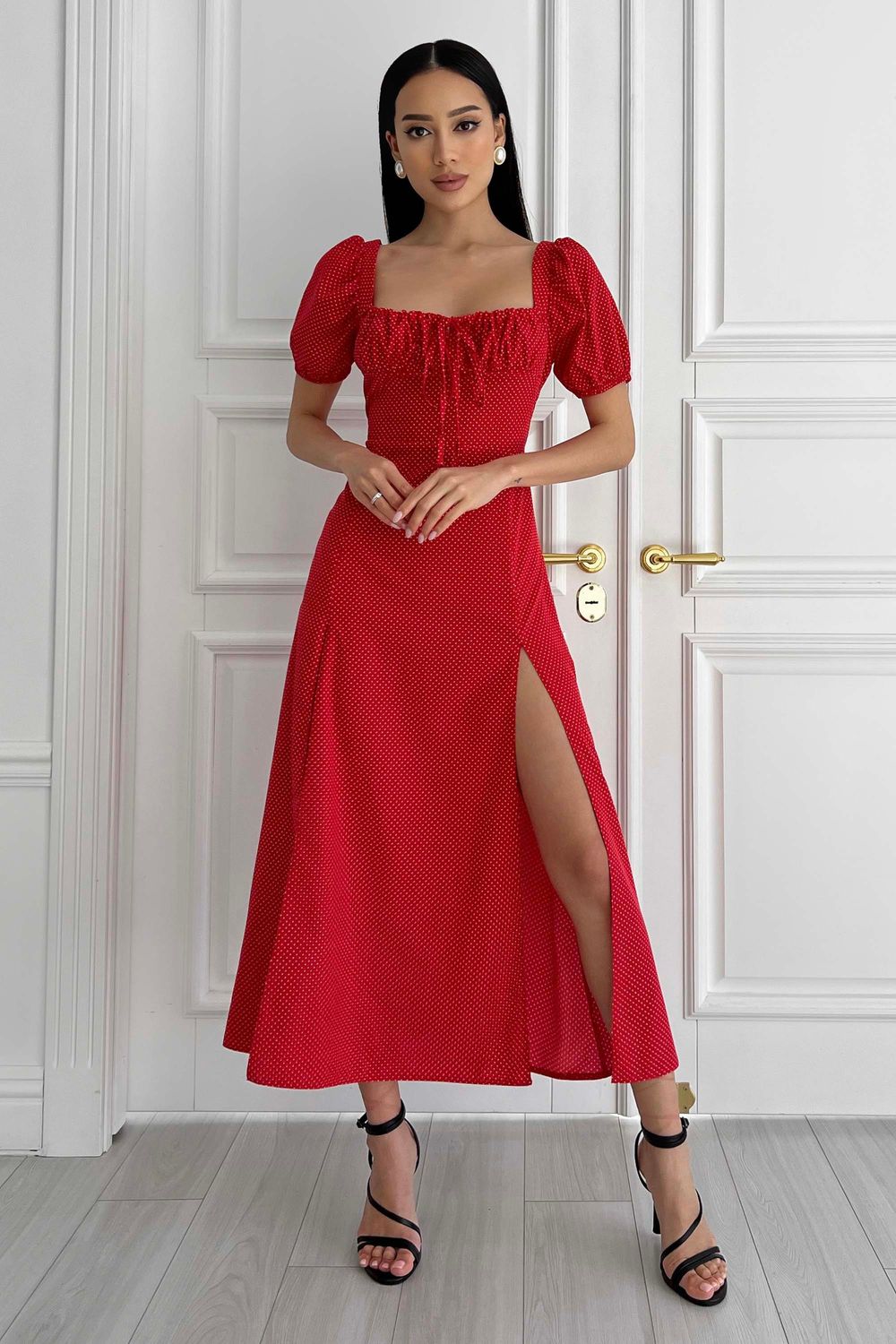 Летнее платье макси красного цвета в горошек - фото