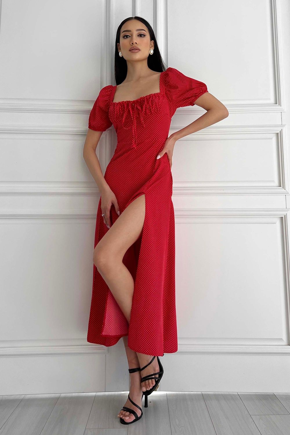 Літнє плаття максі червоного кольору в горошок - фото