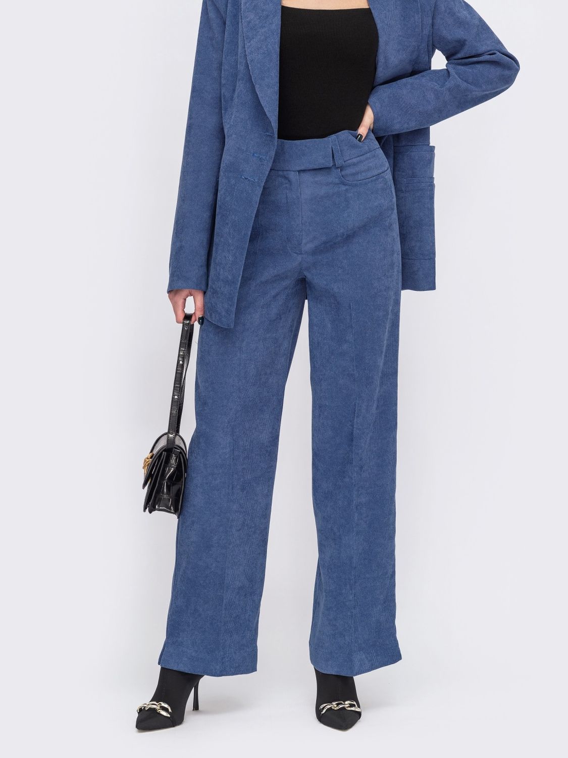 Вельветовые брюки прямого кроя со стрелками синие - фото