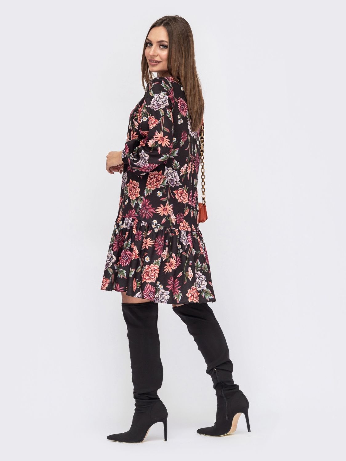 Трикотажное платье А-силуэта в цветочный принт - фото
