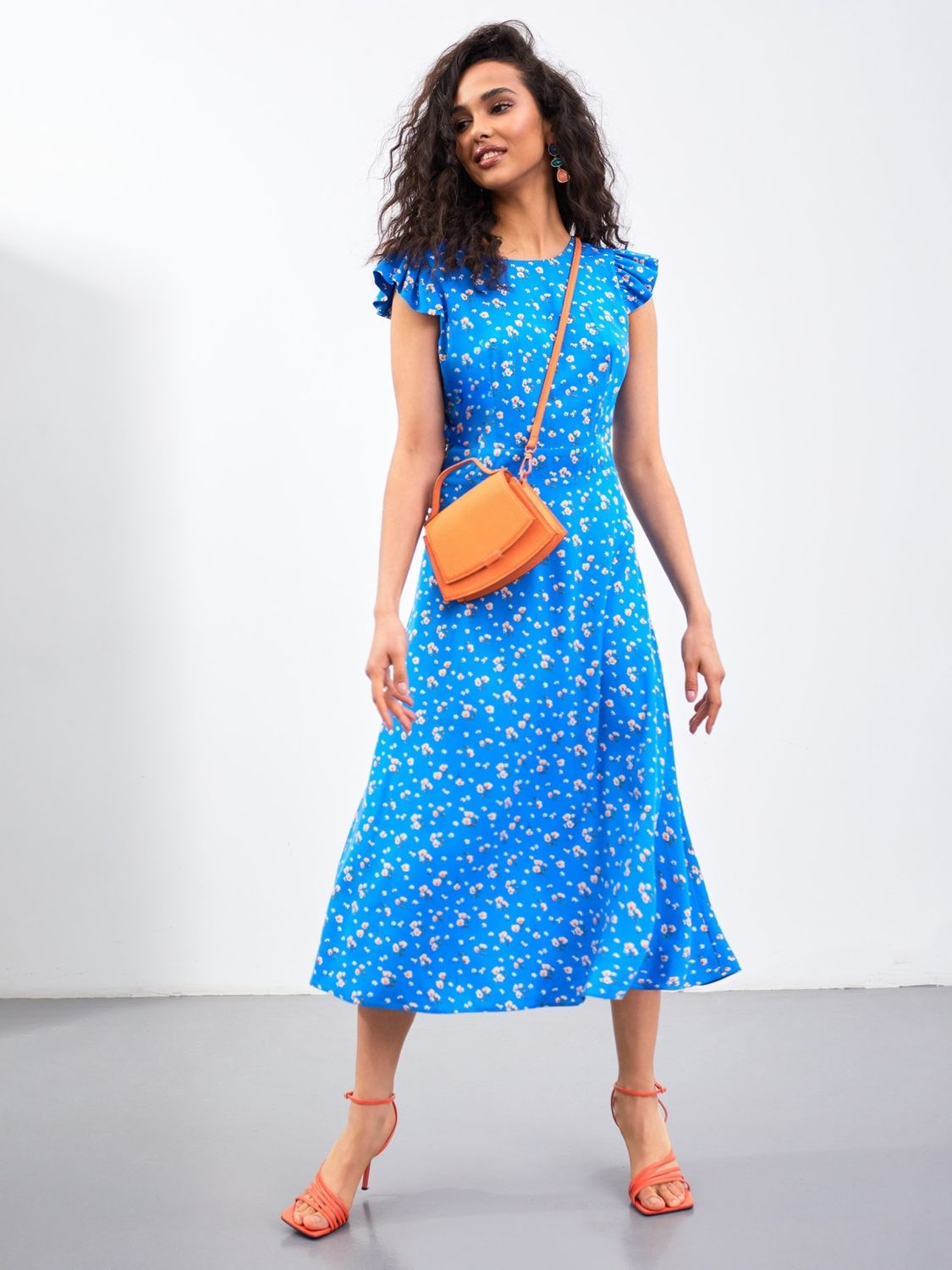 Летнее платье синего цвета с открытой спиной - фото