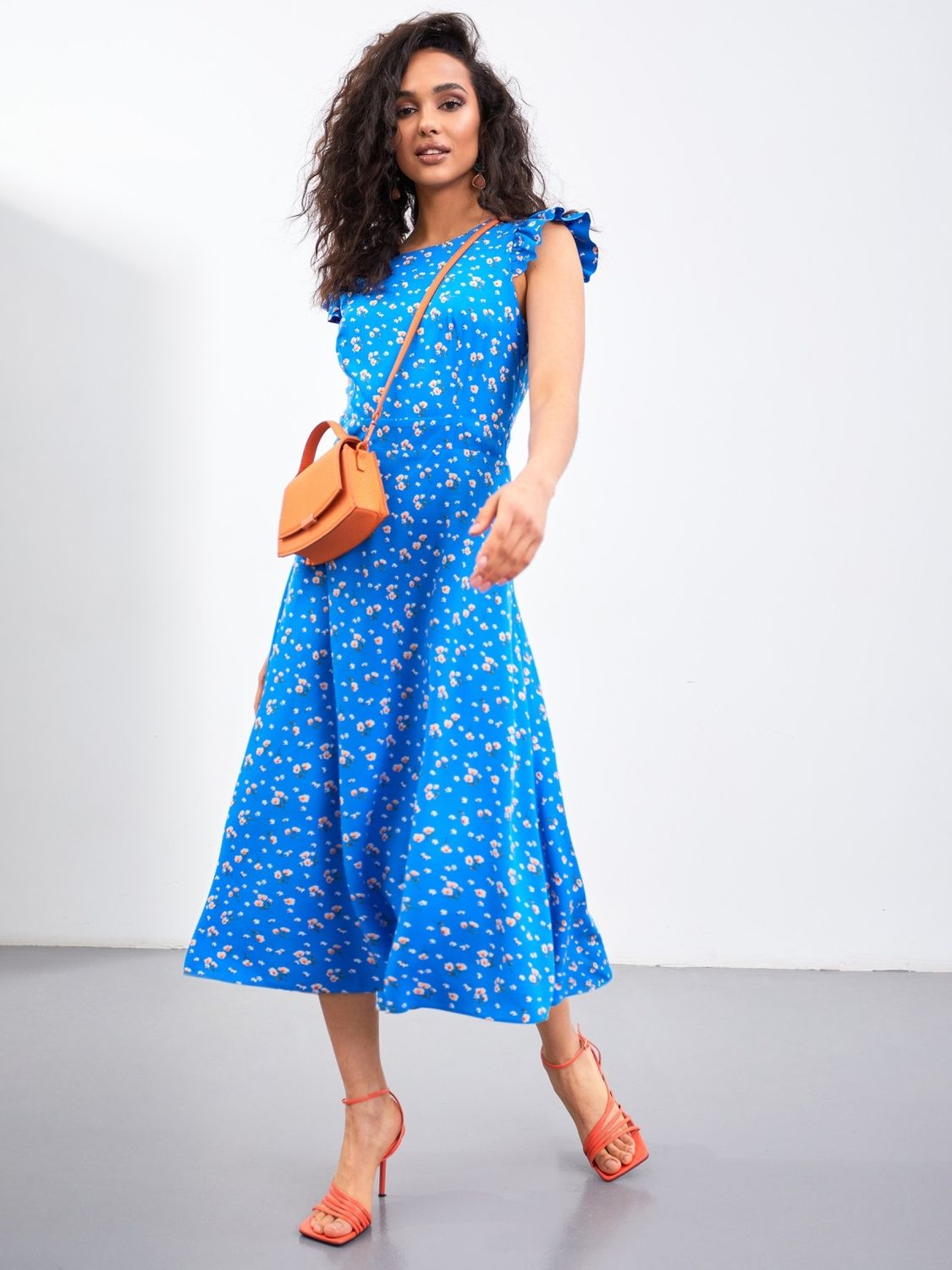 Летнее платье синего цвета с открытой спиной - фото