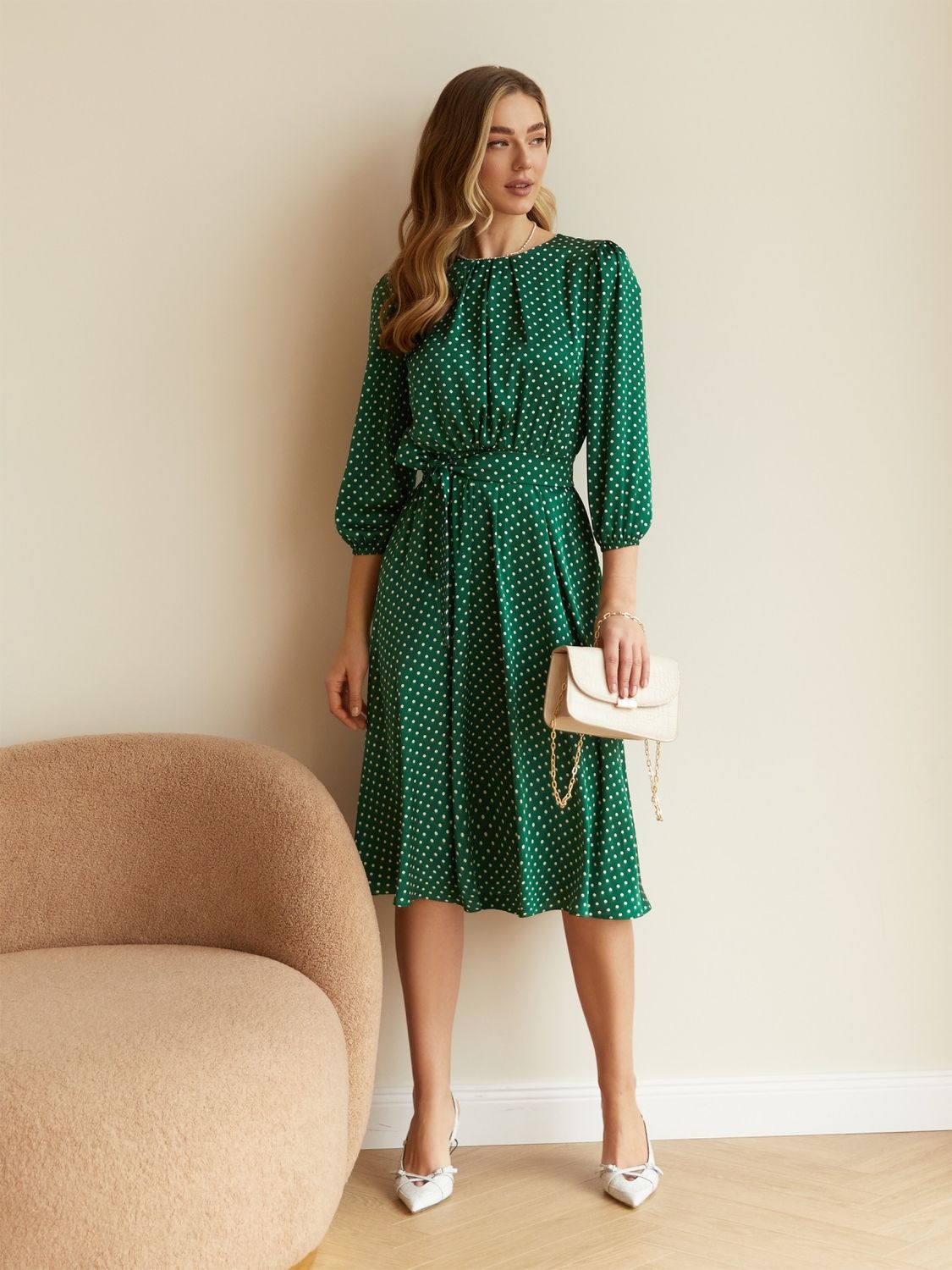 Шовкове плаття міді зеленого кольору в горошок - фото