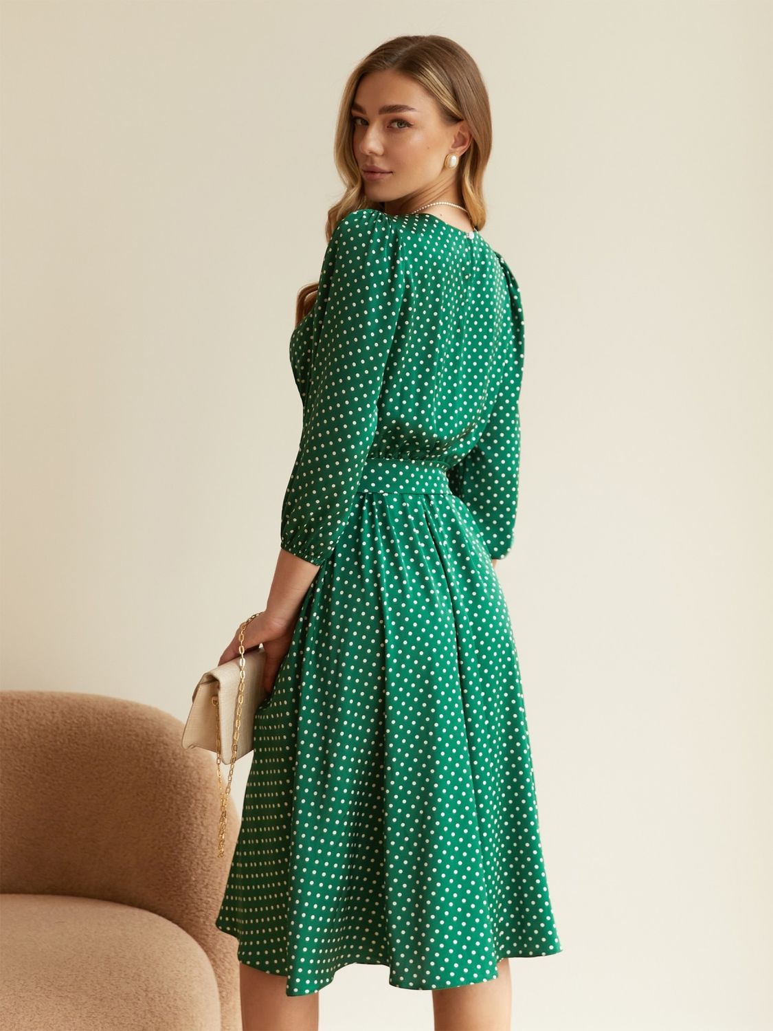 Шелковое платье миди зеленого цвета в горошек - фото