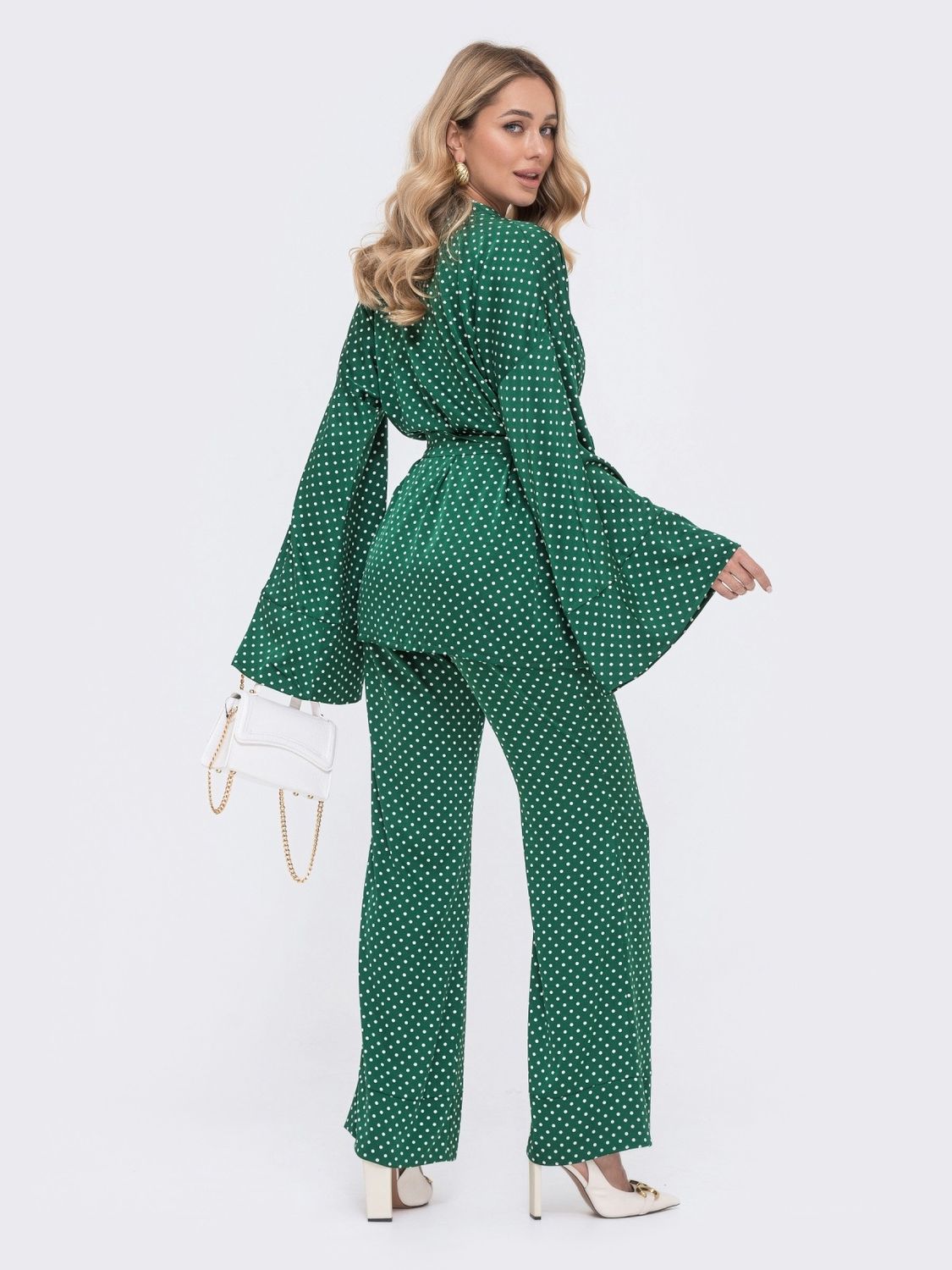 Стильный брючный костюм из шелка зеленого цвета - фото