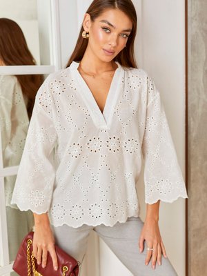 Нарядна блузка з прошви білого кольору - фото