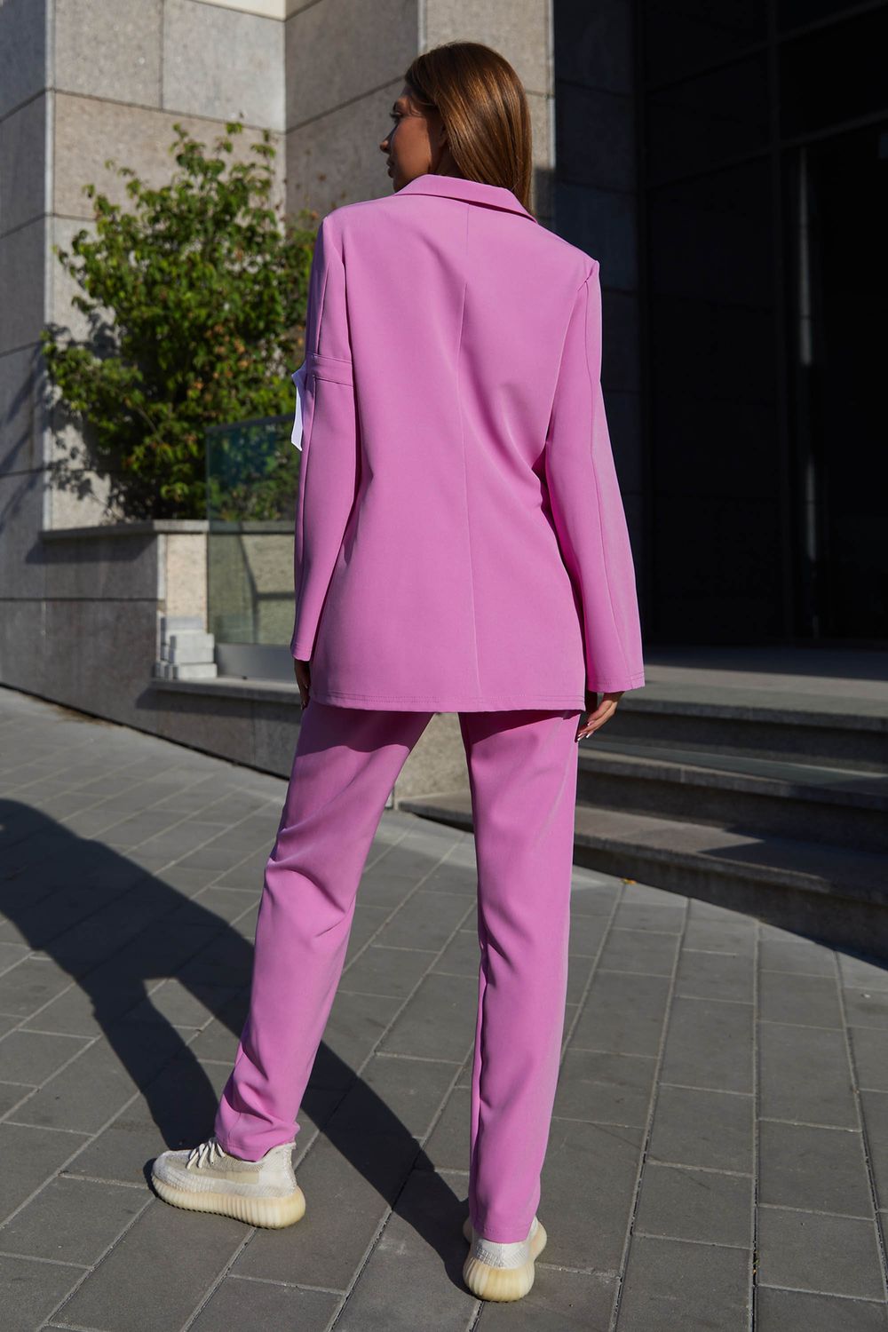 Модный женский костюм с брюками розовый - фото