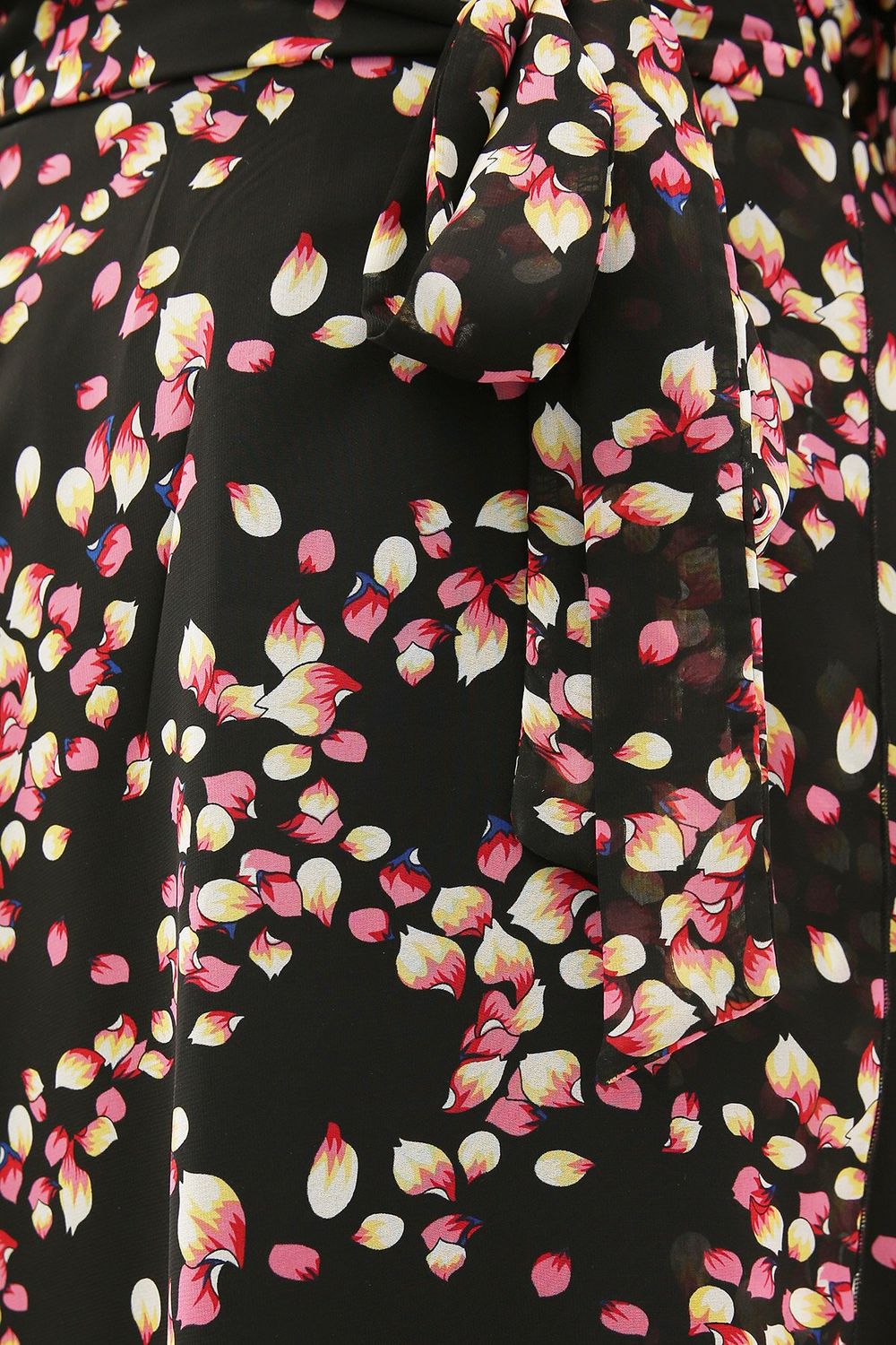 Весеннее шифоновое платье миди на запах с цветочным принтом - фото