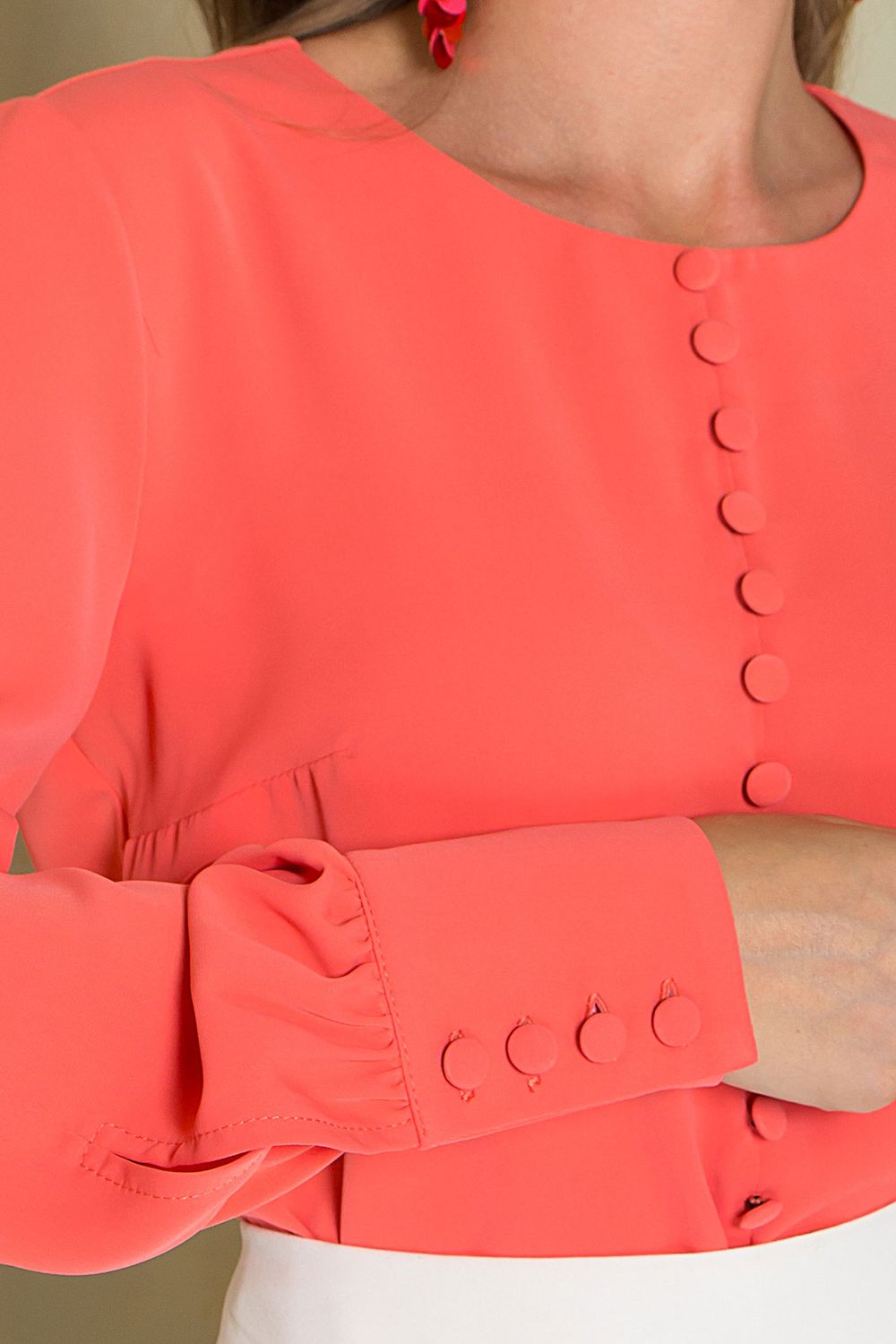 Вільна блузка з декоративними гудзиками - фото