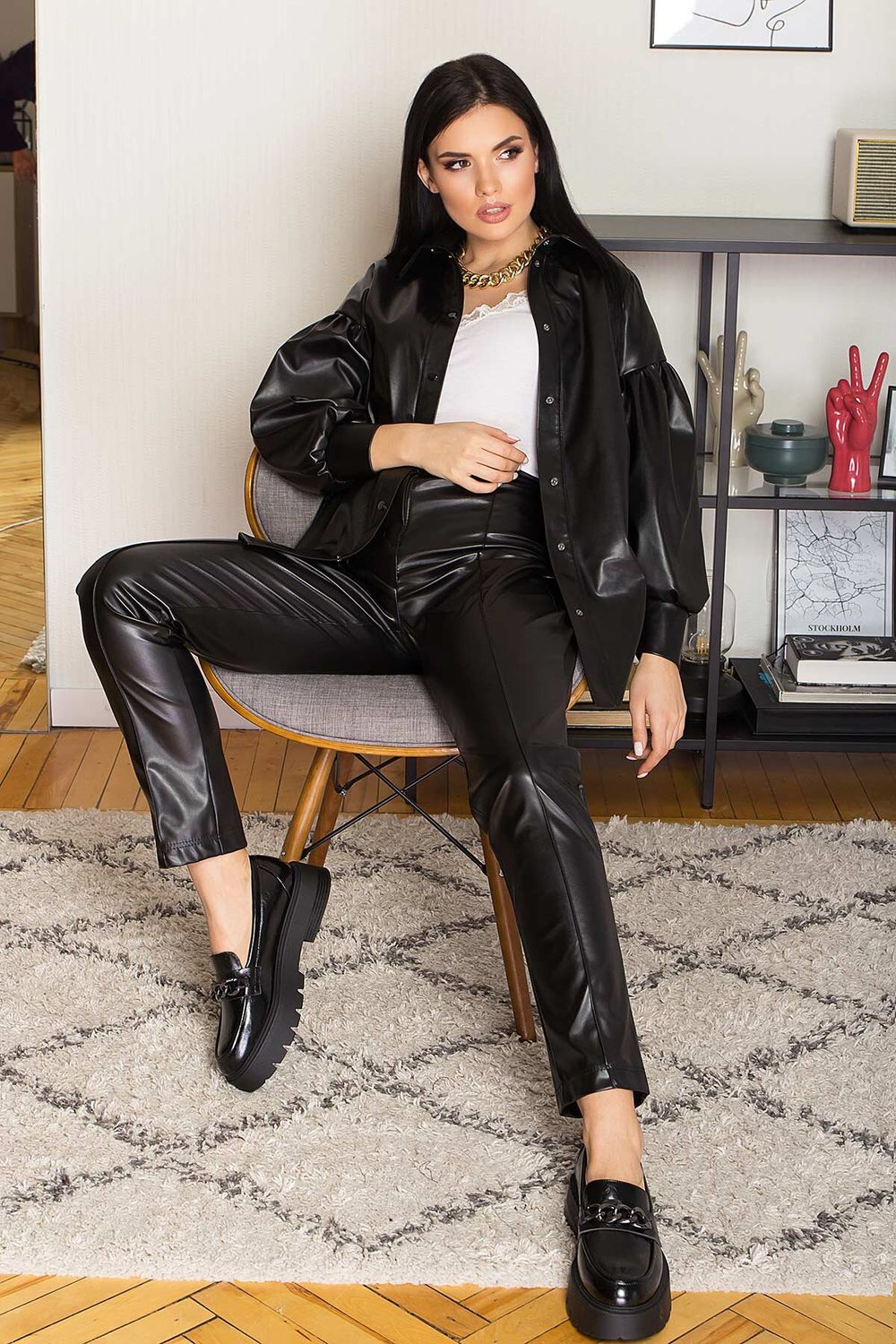 Женские кожаные брюки со стрелками черные - фото