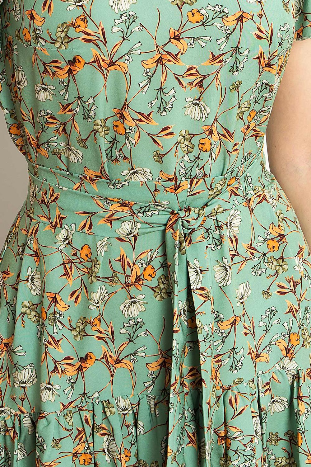 Летнее платье миди с цветочным принтом - фото