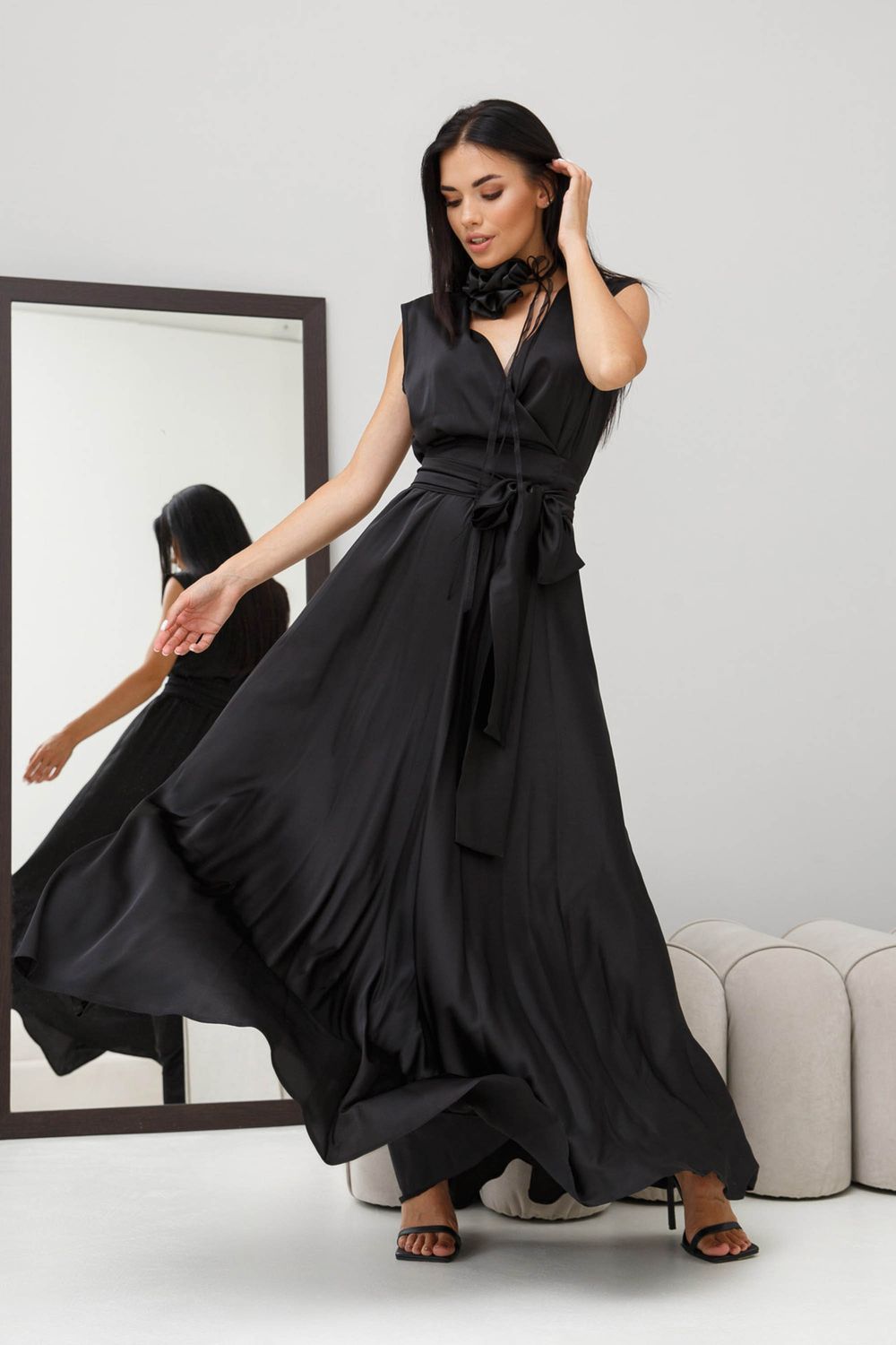 Изысканное вечернее платье из шелка черного цвета - фото
