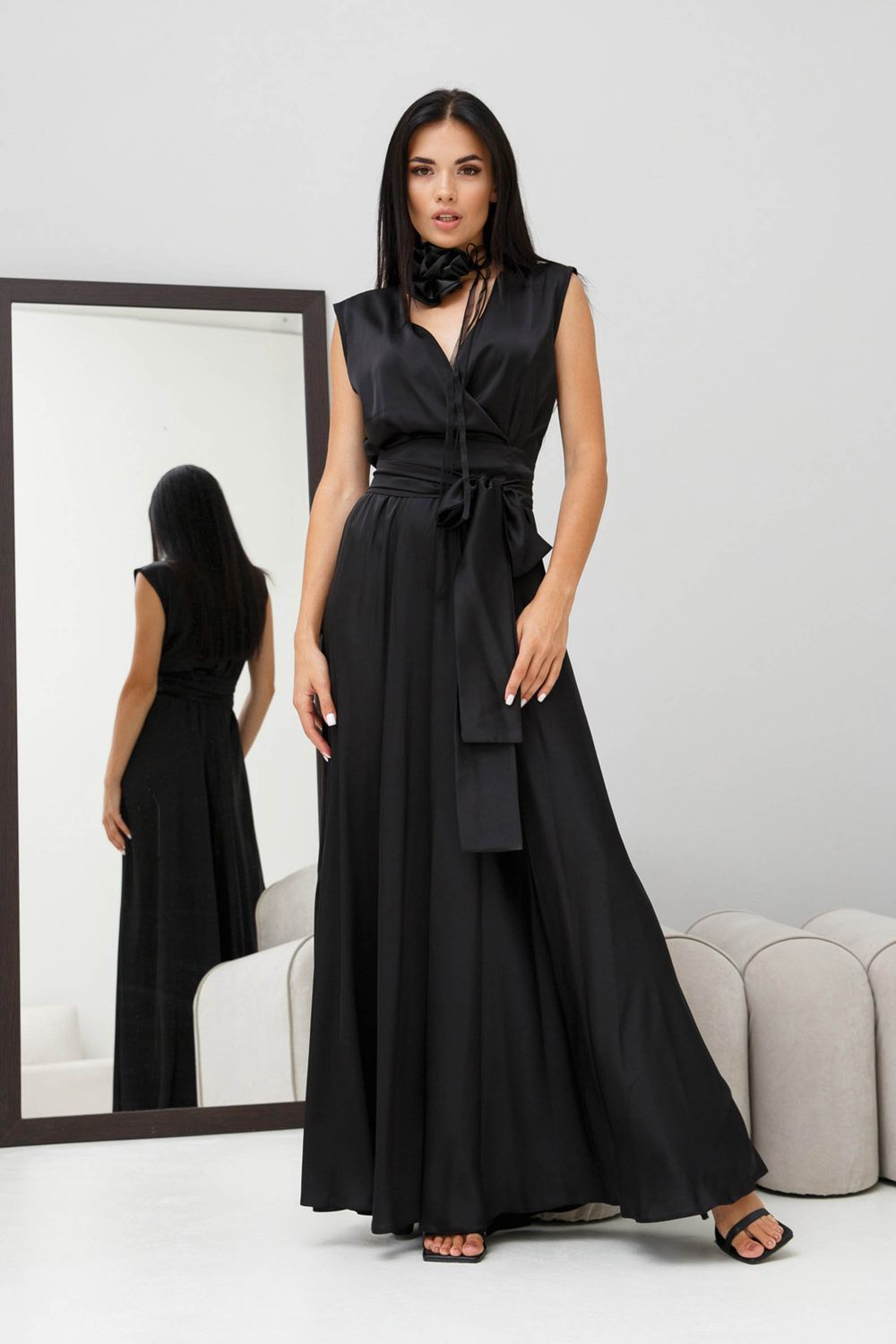 Вишукана вечірня сукня з шовку чорного кольору - фото