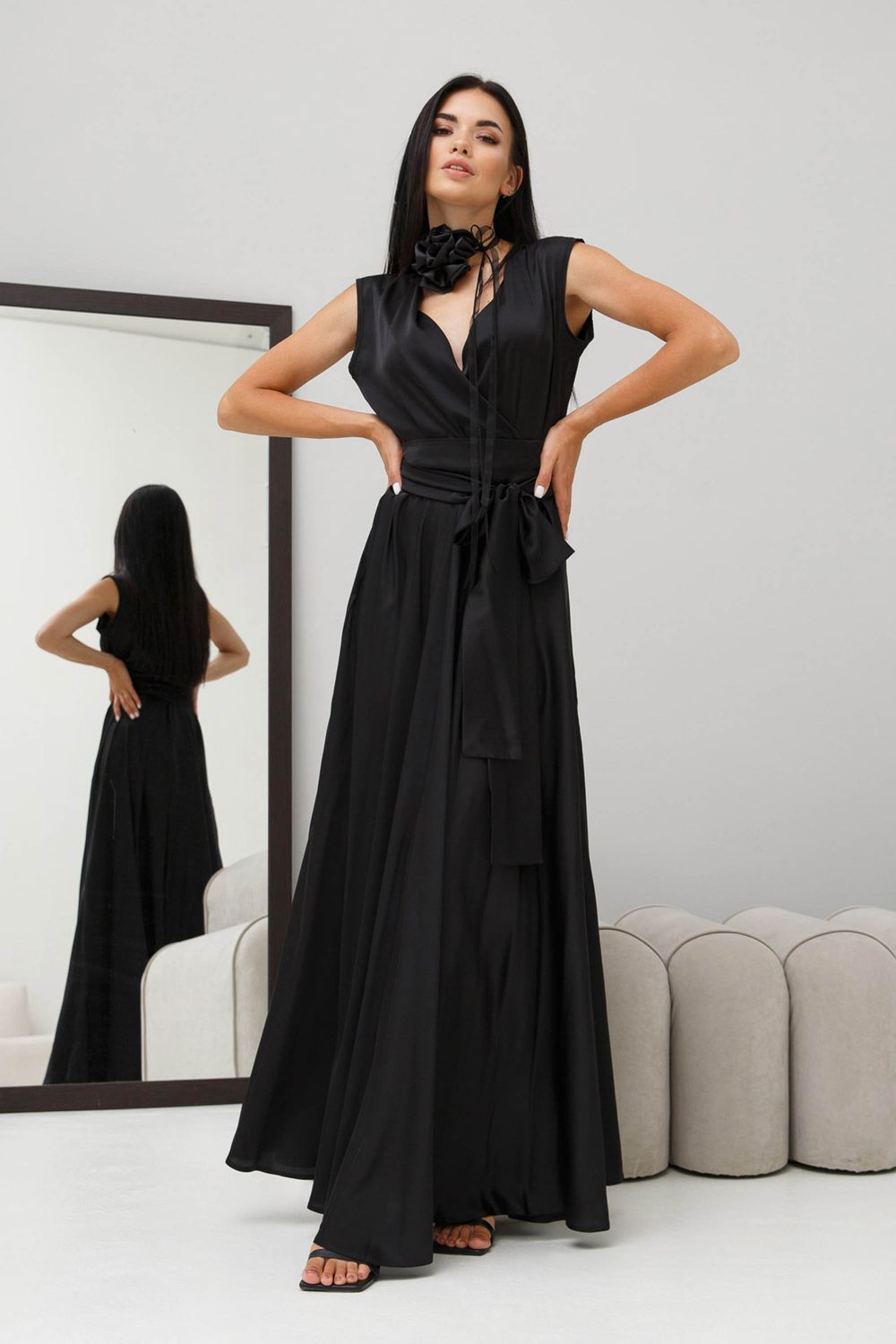 Изысканное вечернее платье из шелка черного цвета - фото