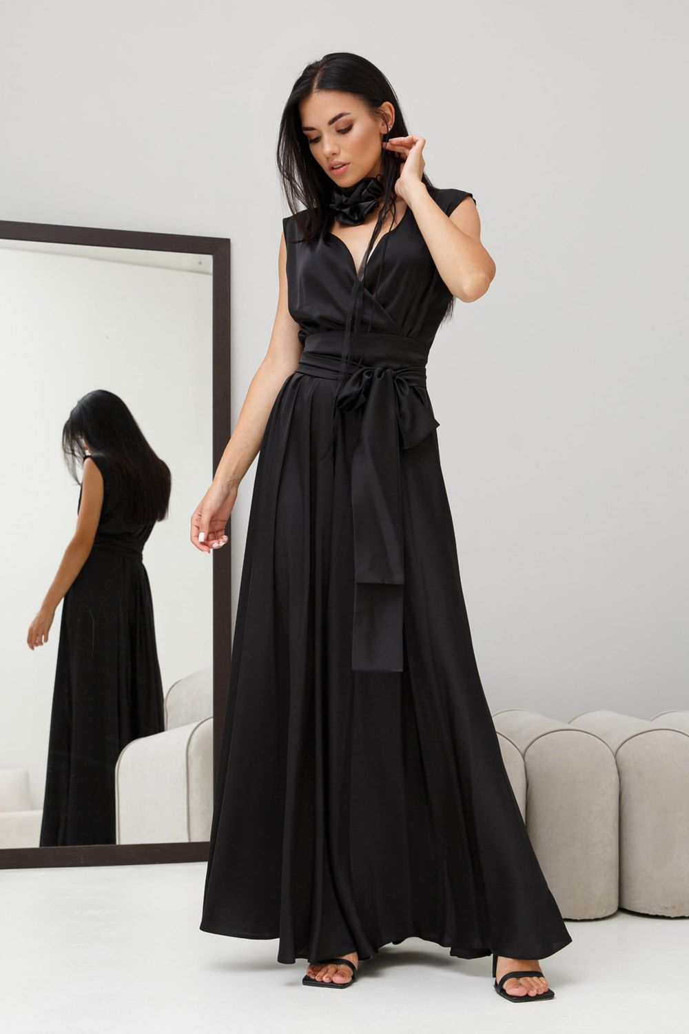 Вишукана вечірня сукня з шовку чорного кольору - фото