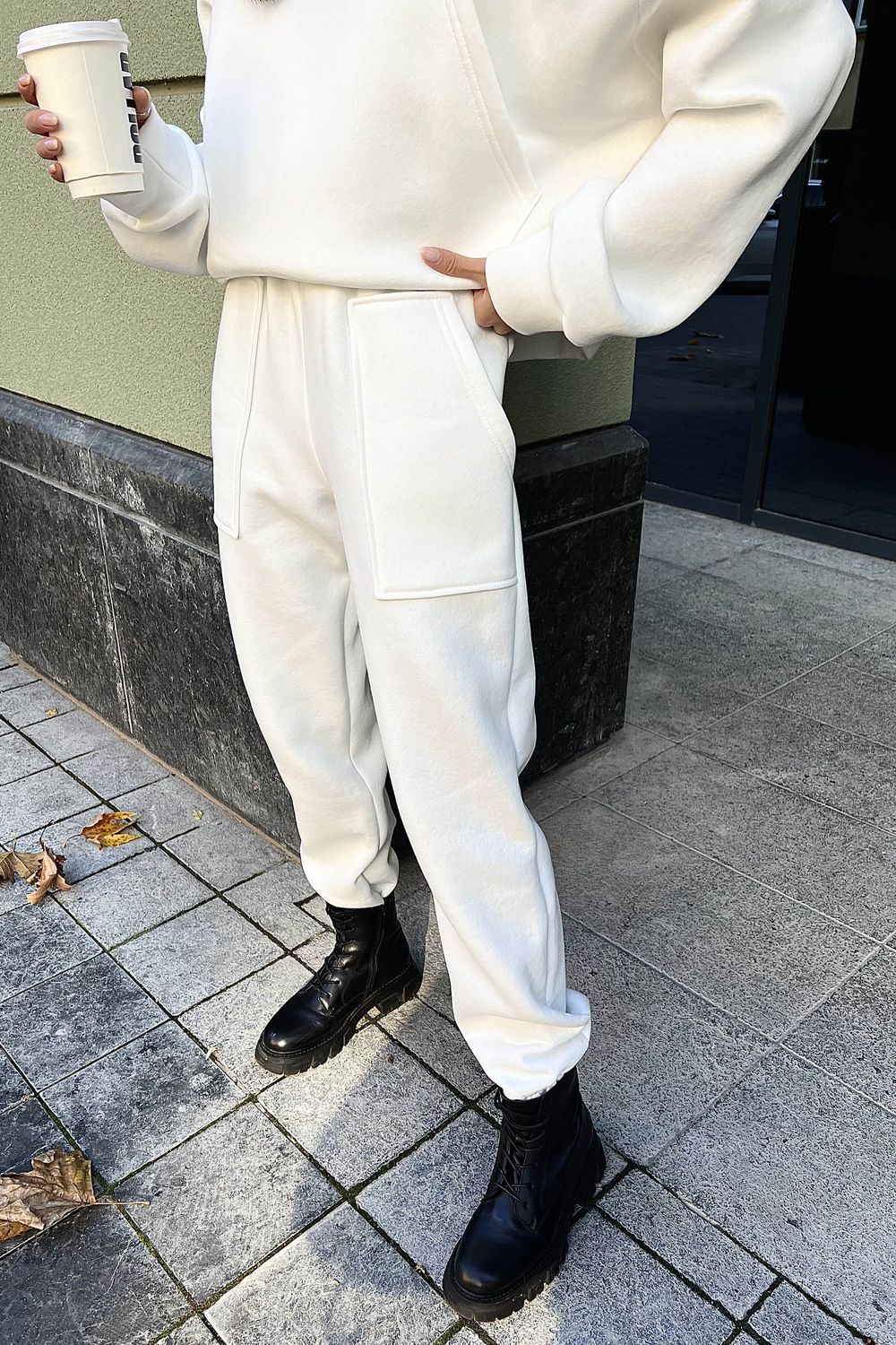Теплый спортивный костюм на флисе белого цвета - фото