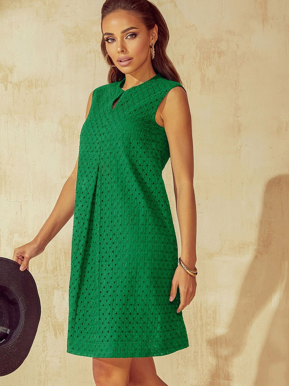 Летнее платье трапеция из прошвы зеленого цвета - фото