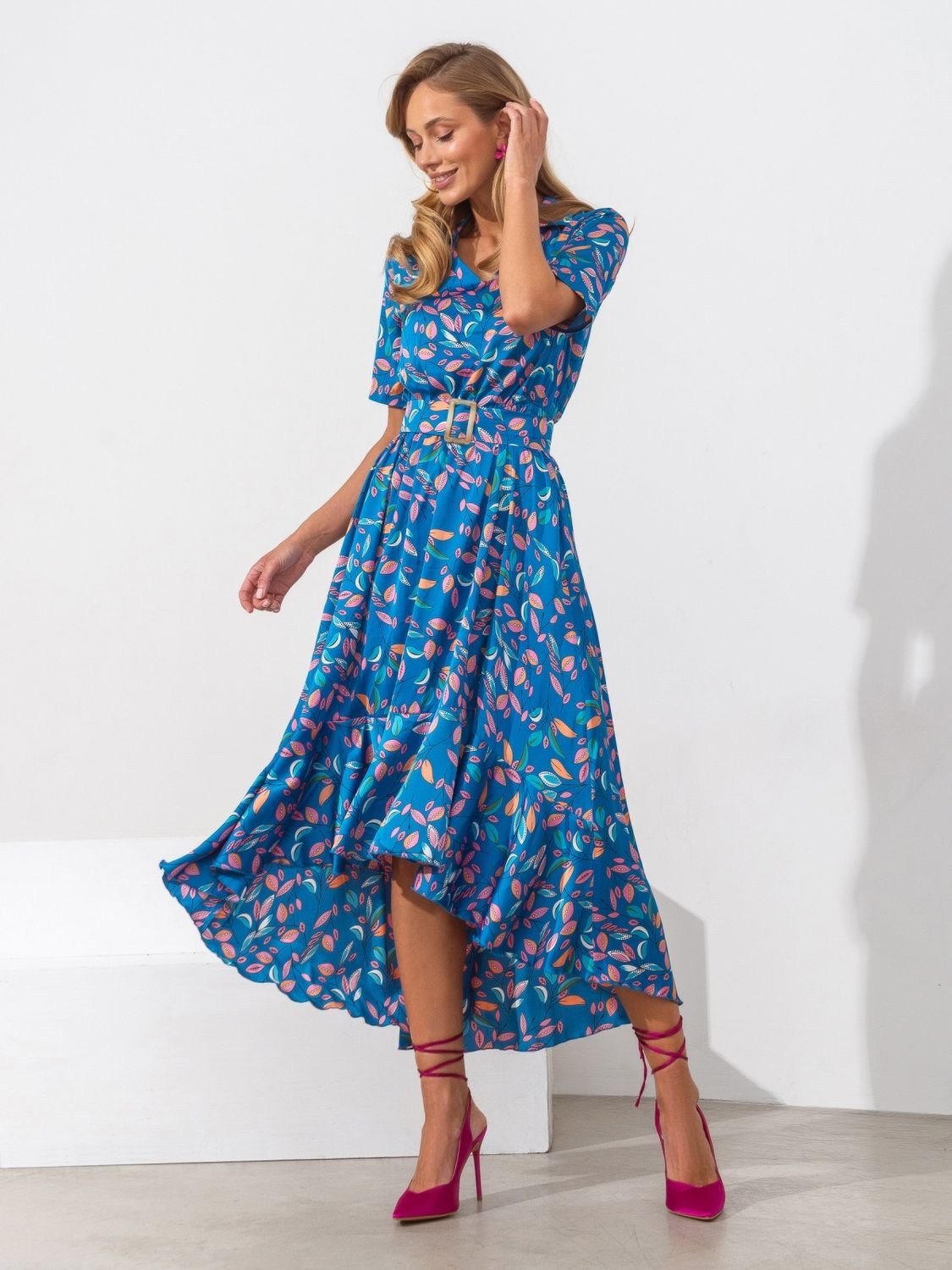 Літня шовкова сукня міді блакитного кольору - фото