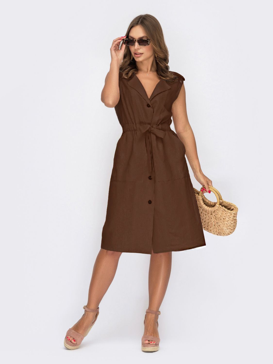 Льняное платье-рубашка на лето коричневого цвета - фото